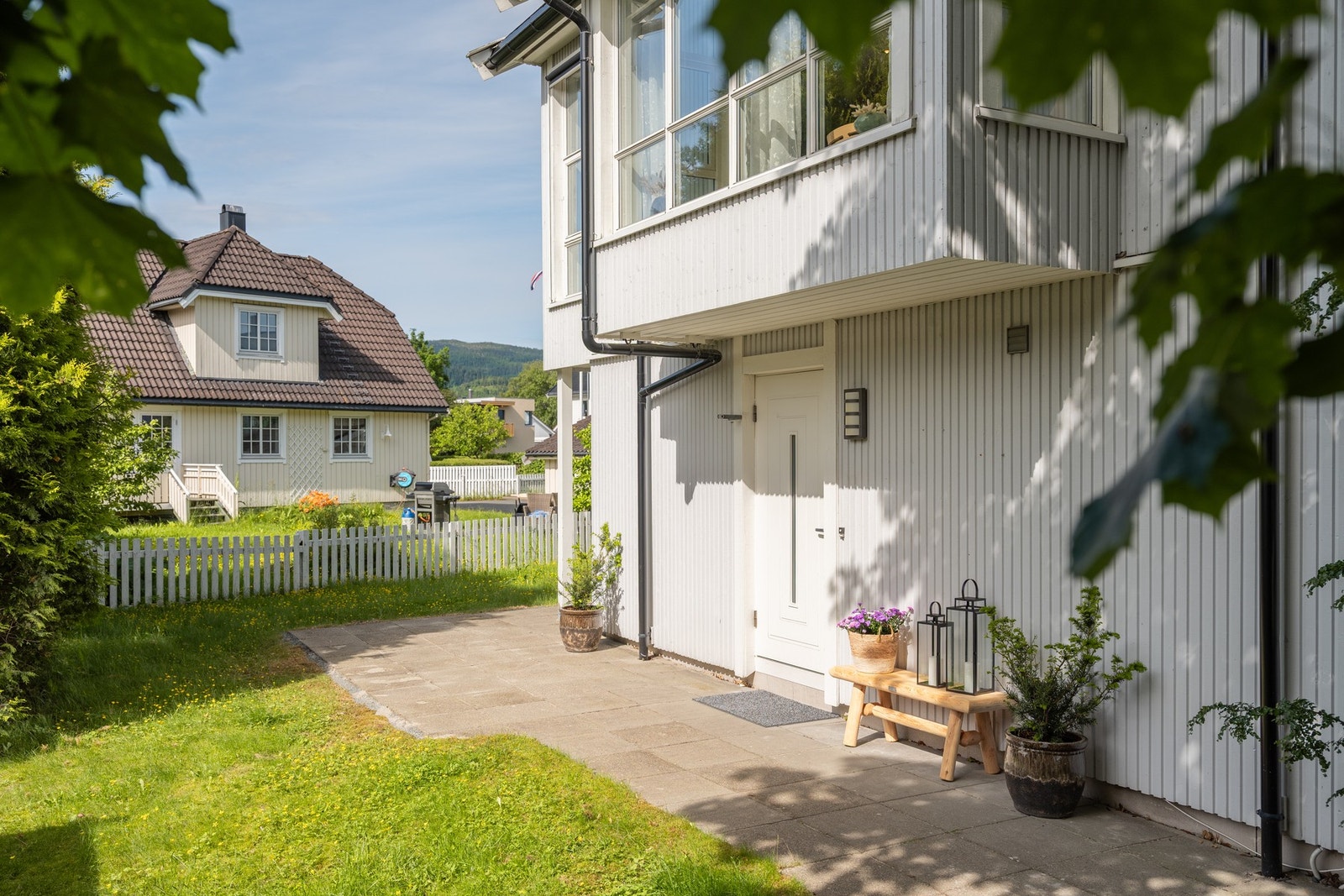 Boligen har fine uteområder med hage på baksiden og takterrasse over carport. Galleribilde