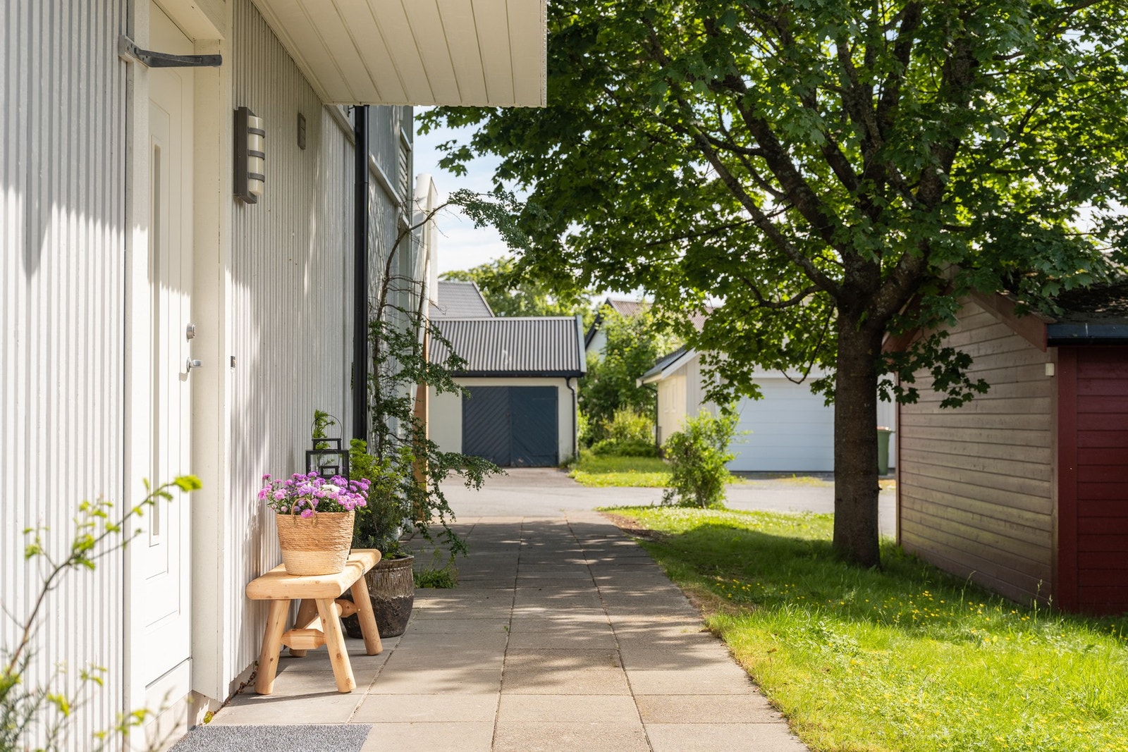 Flere fine uteområder rundt boligen. Galleribilde