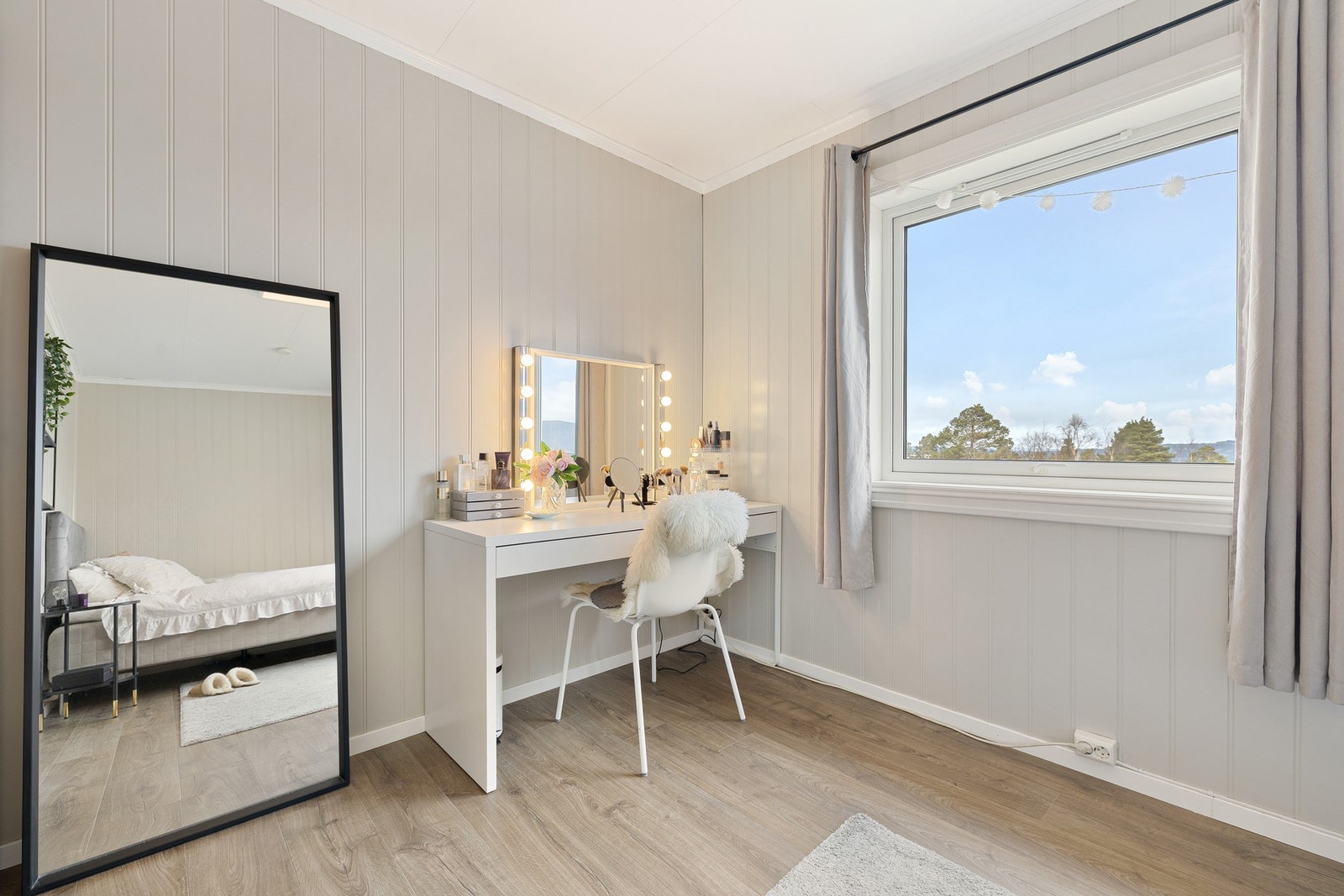 Soverommet er utstyrt med panelovn. Galleribilde