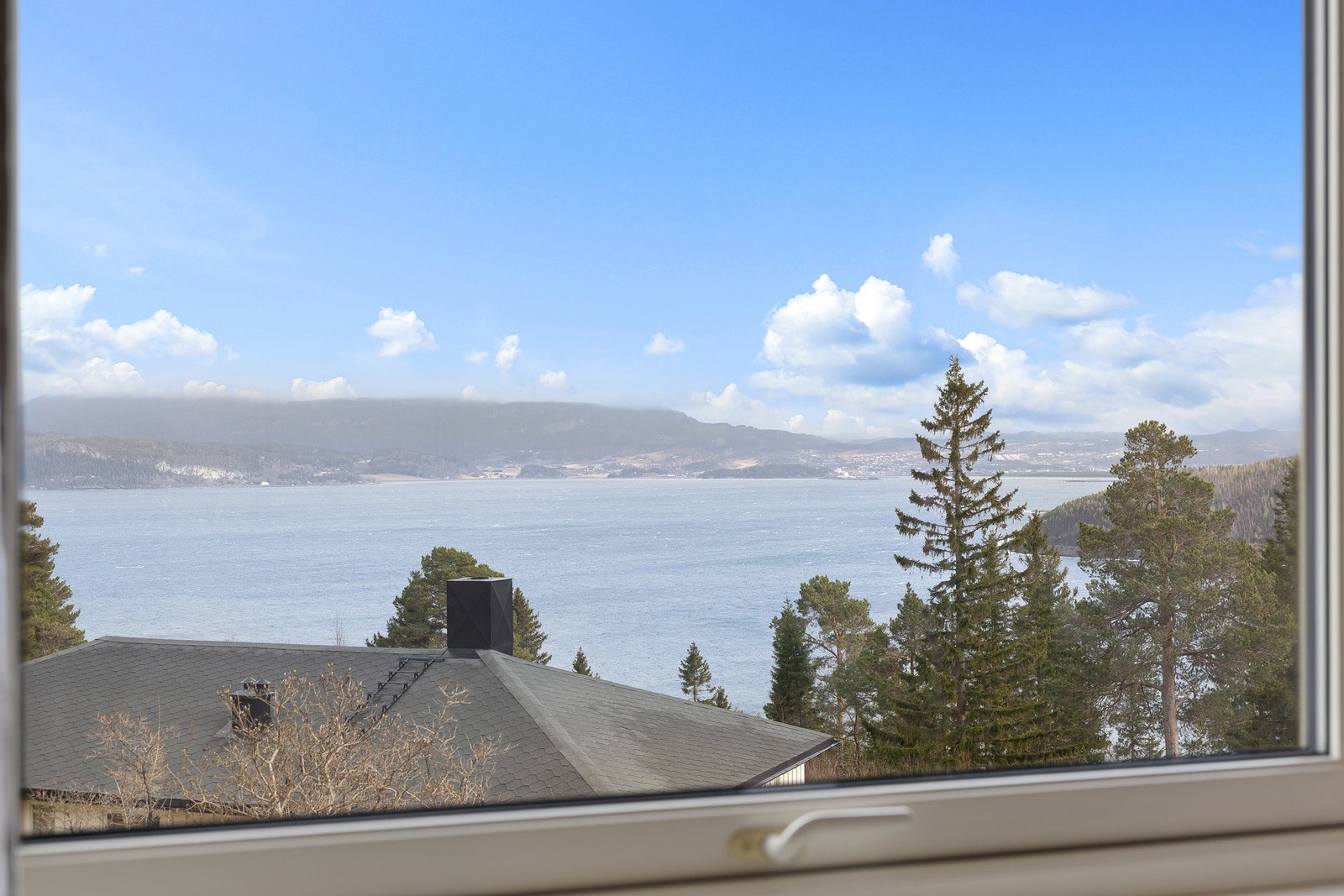 Flott utsikt over fjorden. Galleribilde