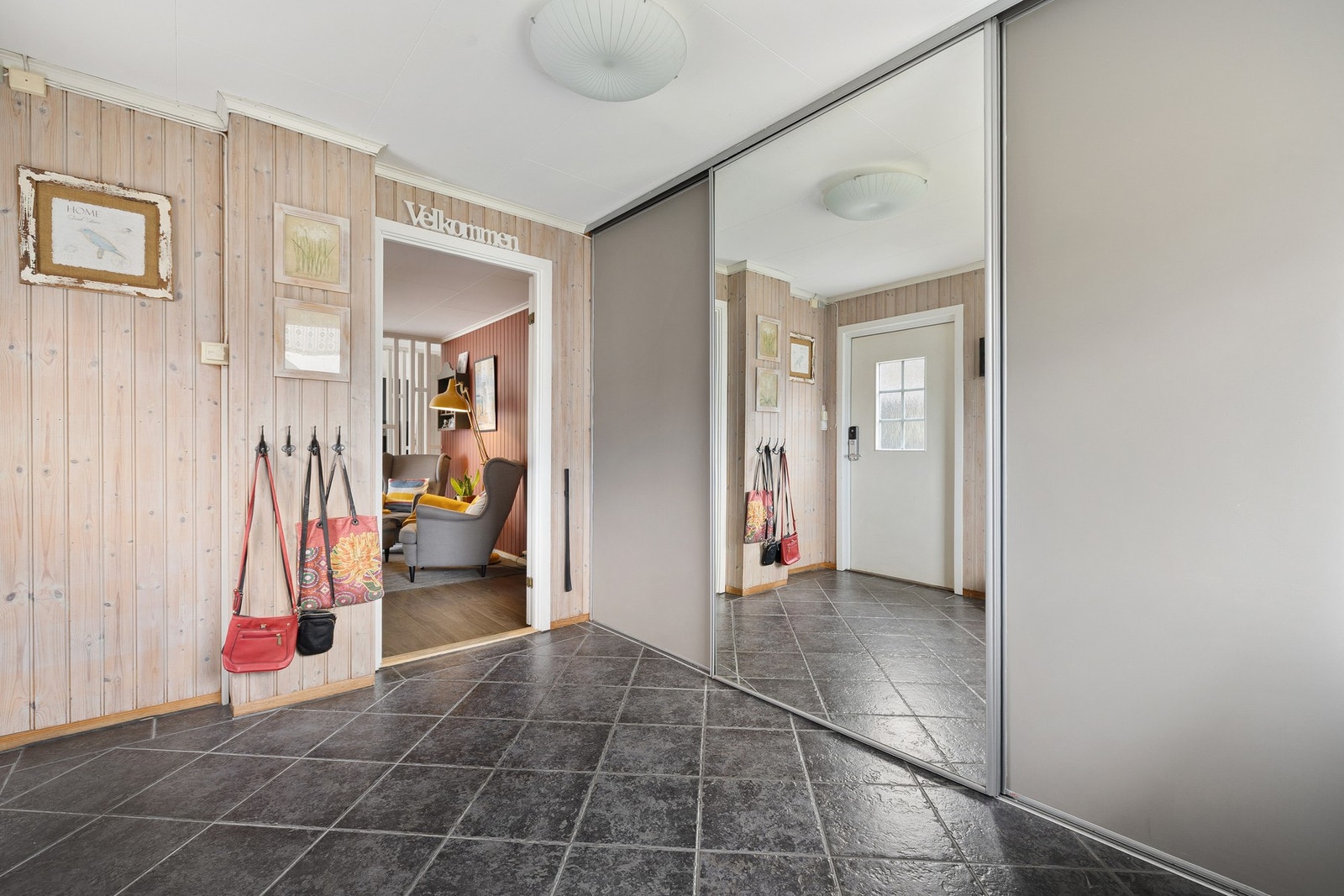 Stor skyvedørsgarderobe i gangen. Galleribilde