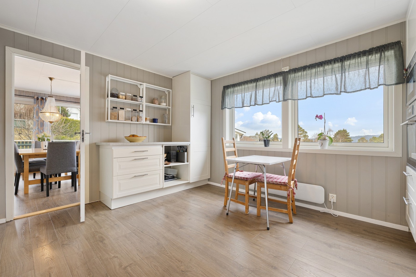 I kjøkkenet har du også god plass til å innrede med en spisegruppe. Galleribilde