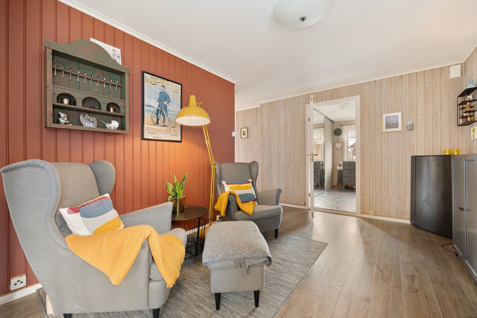 God planløsning som legger til rette for å innrede rommet med flere sittegrupper. Galleribilde