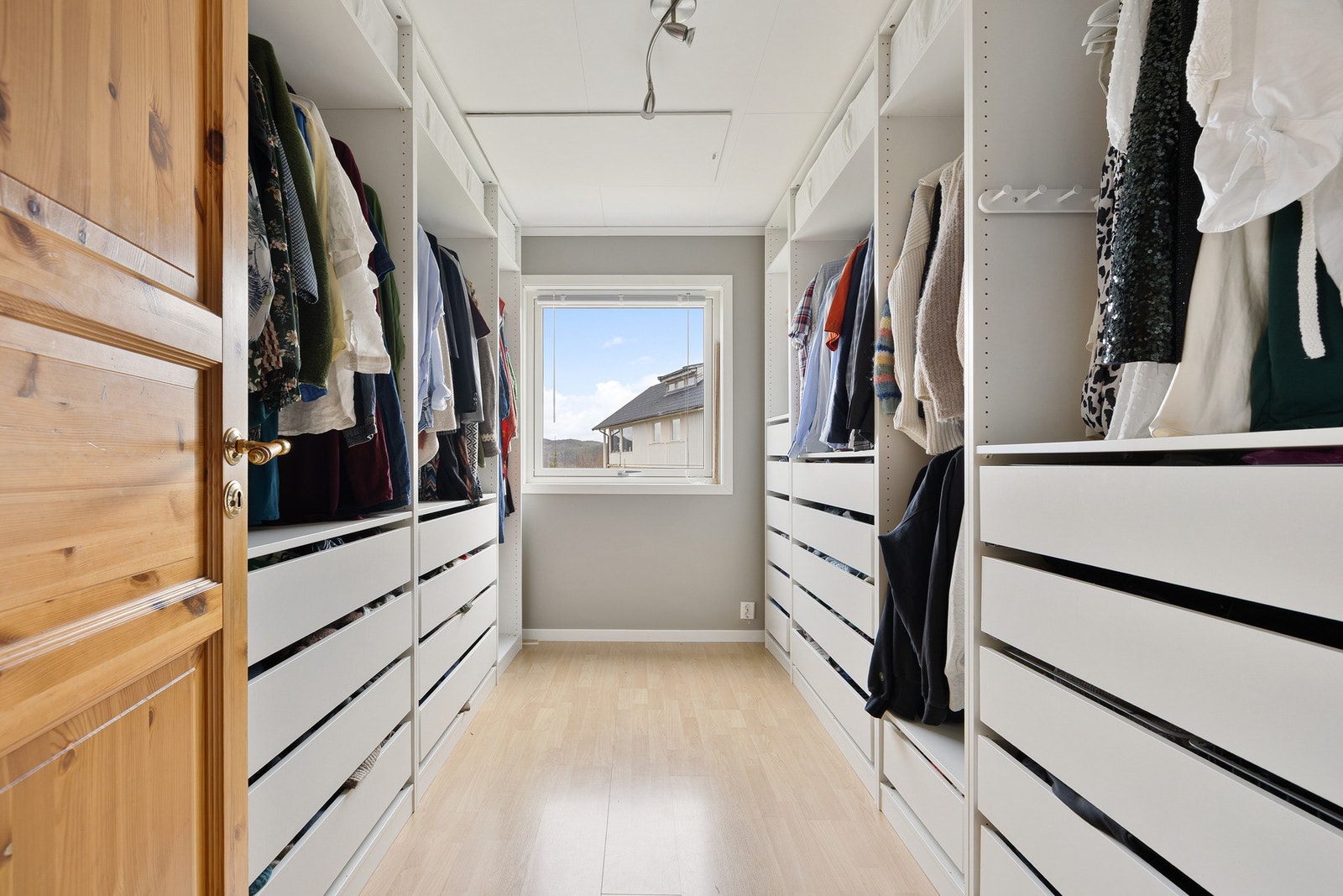 Rommet er i dag innredet som et walk-in closet. Her har du gode oppbevaringsmuligheter. Galleribilde