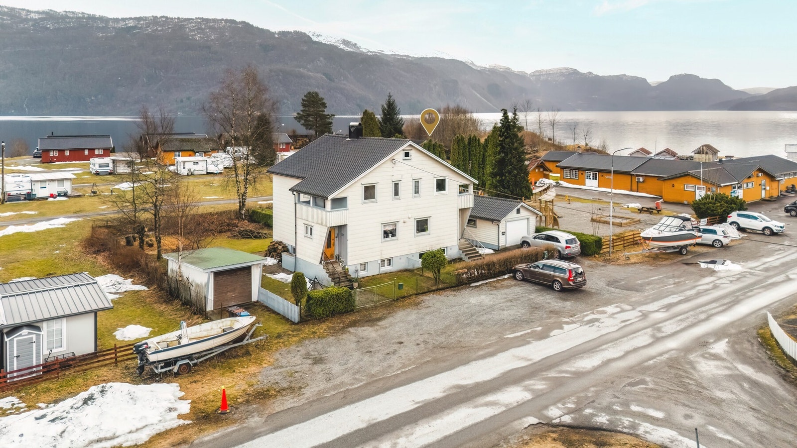 Boligen består av to eiendommer, Sjøen 8 og Sjøen 10, og hver eiendom har tilhørende garasje. Galleribilde