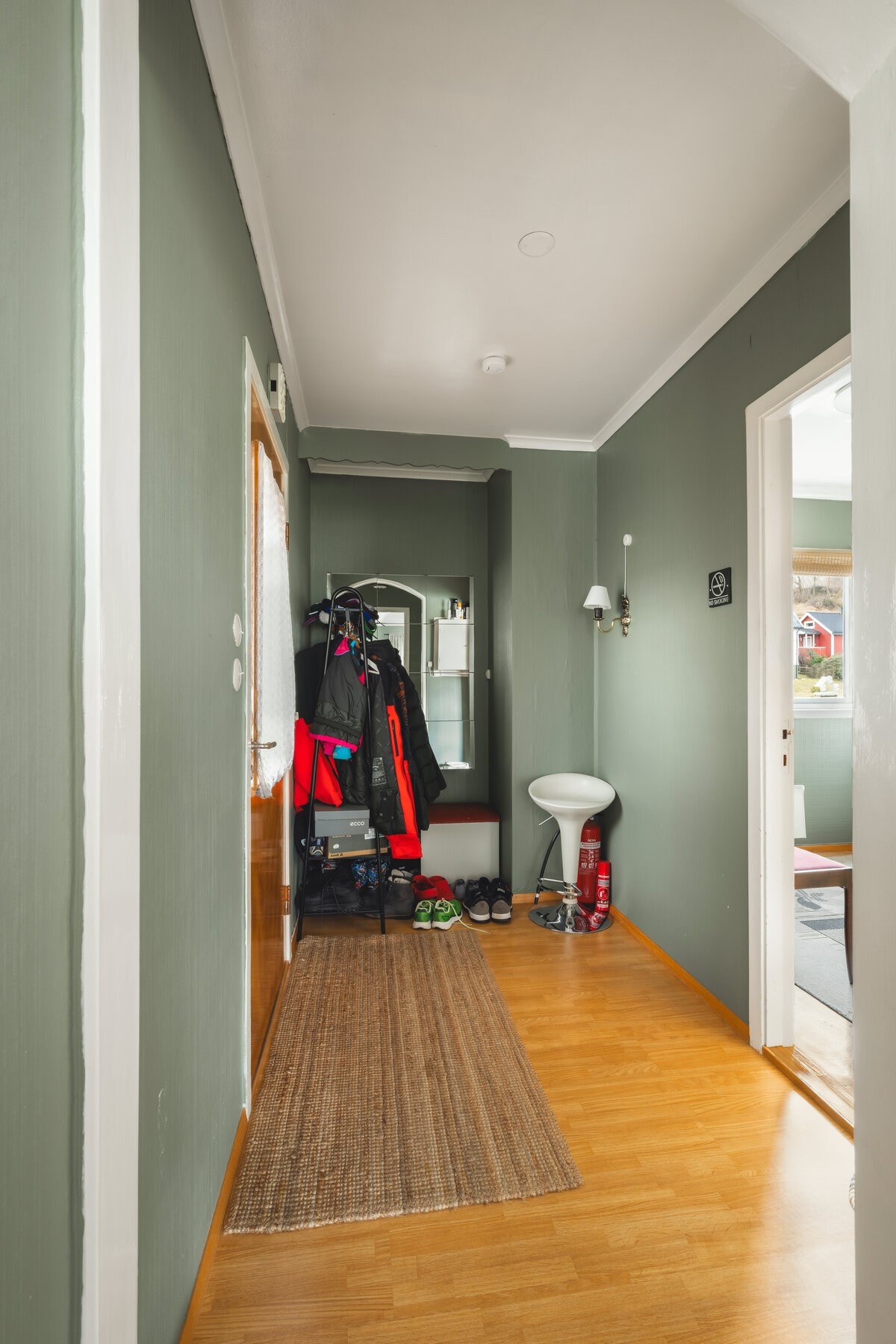 Gang med plass til å henge fra seg sko og yttertøy. Galleribilde