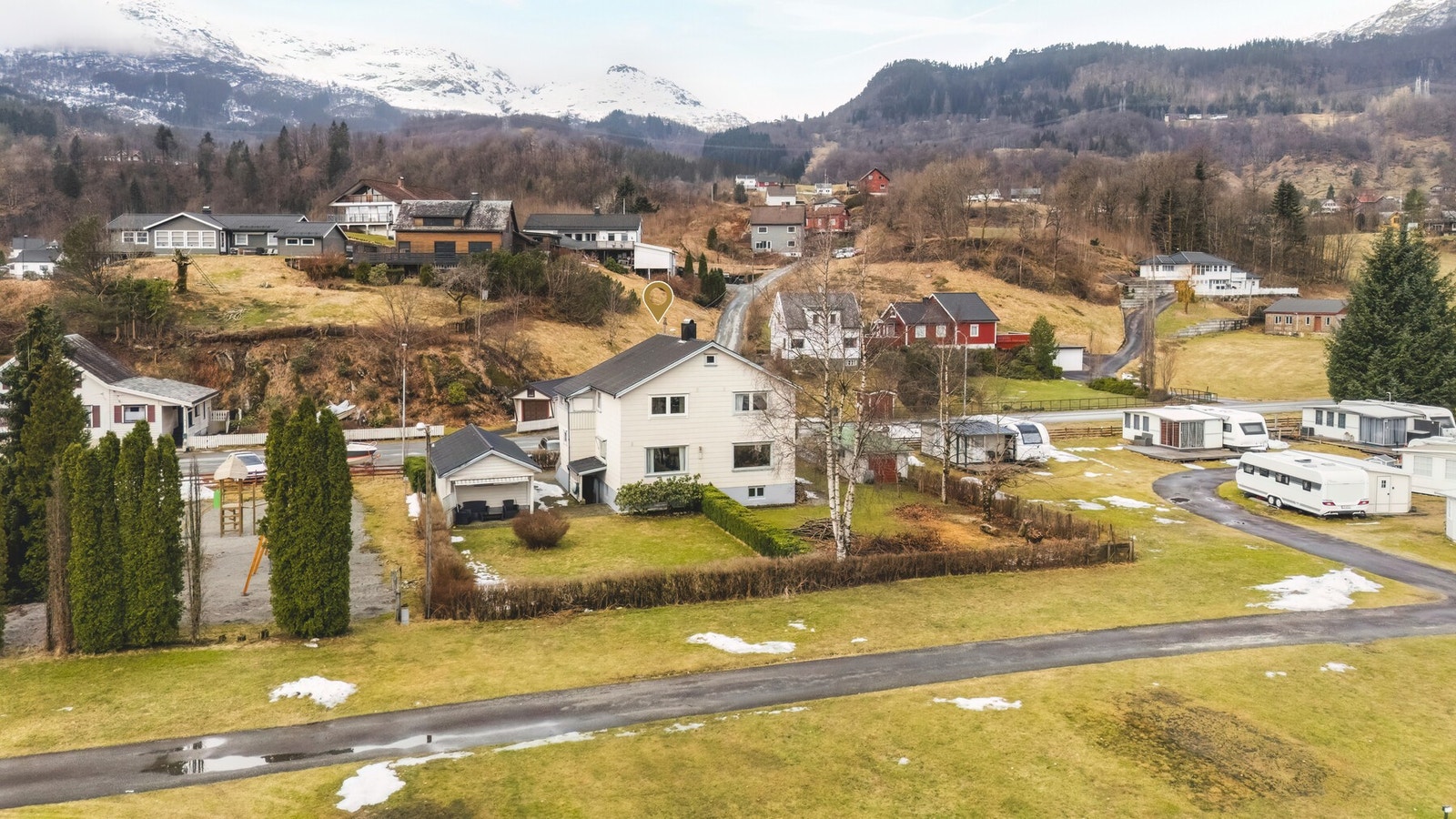 Tomtene er på 518,2 og 522,0 m², flate og ferdig opparbeidet. Foran boligen er det hage og plen. Gruset parkeringsplass gir god plass til bil. Galleribilde