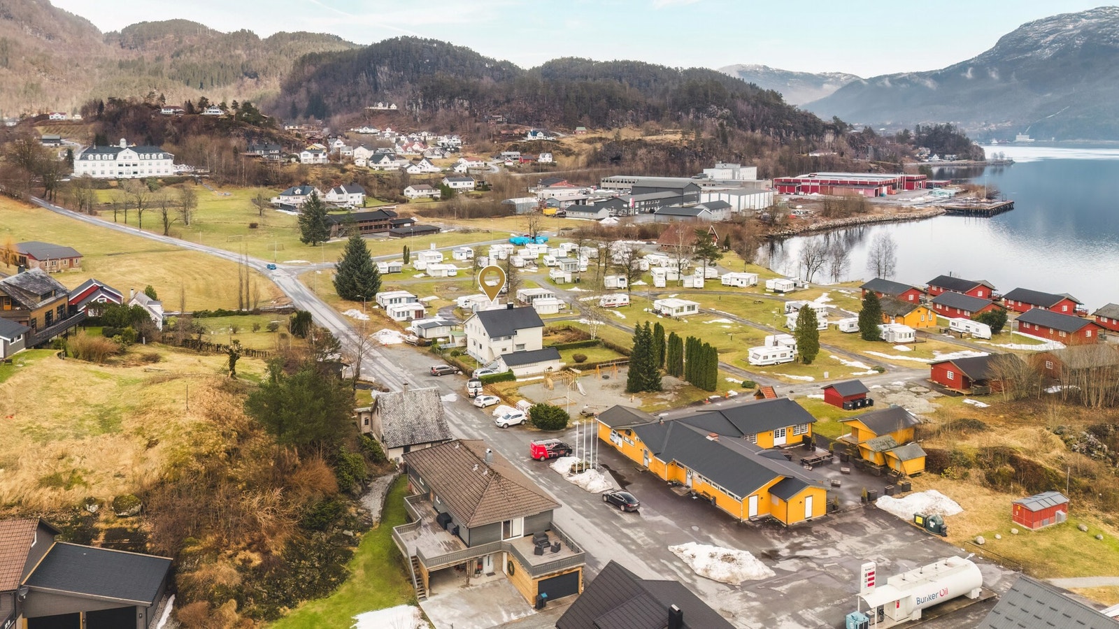 Boligen ligger i et etablert og allsidig område i Saudasjøen i Sauda, med kort vei til både fjord og fjell. Området består av en harmonisk blanding av boligbebyggelse, noe nærings- og industrivirksomhet, samt naturskjønne omgivelser. Galleribilde