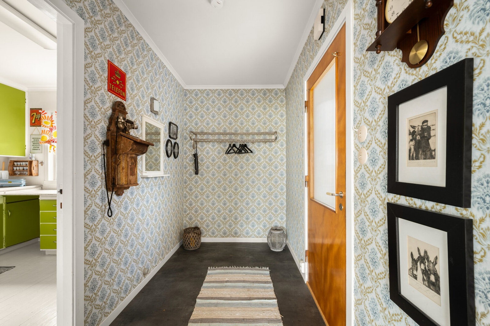 Gang med plass til å henge fra seg sko og yttertøy. Galleribilde