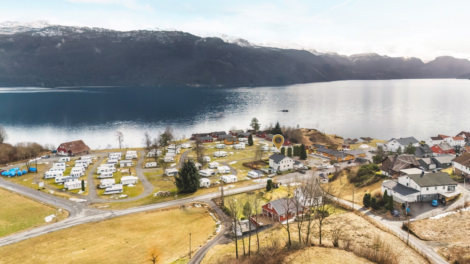 Du kan nyte en praktisk beliggenhet med nærhet til både sentrum og industri, samtidig som du har naturen rett utenfor døren. Galleribilde