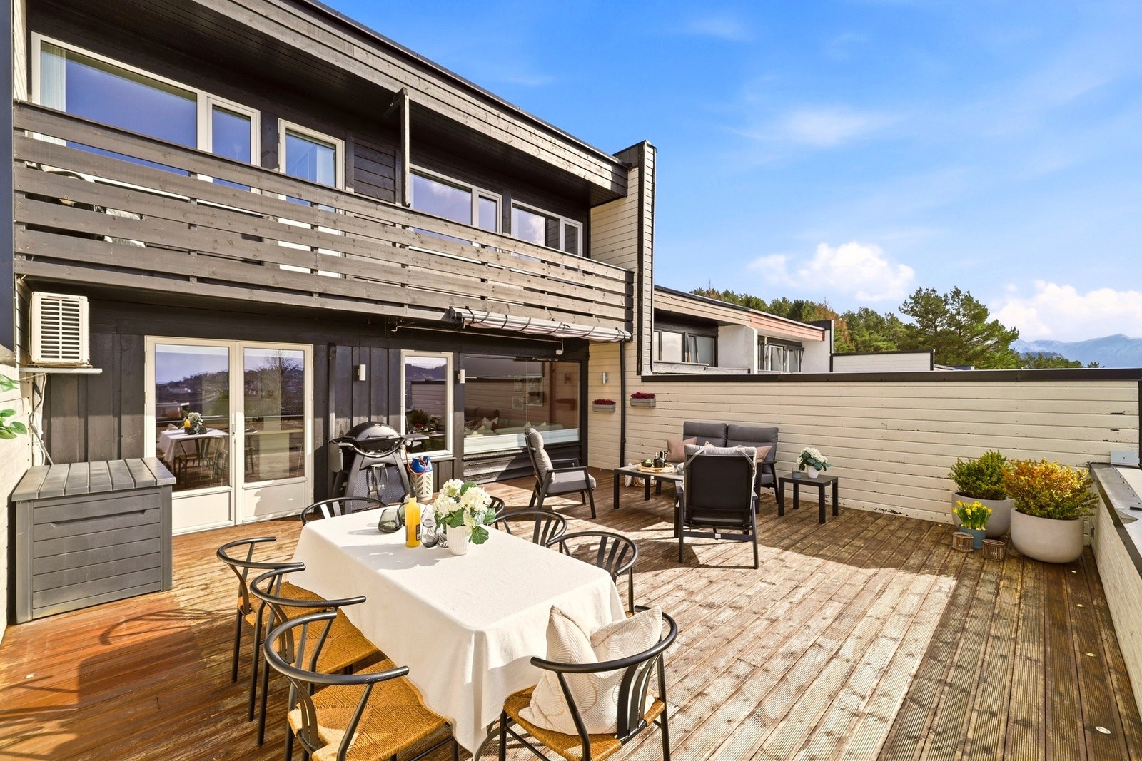 Usjenert terrasse på 49 m² med god plass til sittegruppe, spisebord og grill Galleribilde