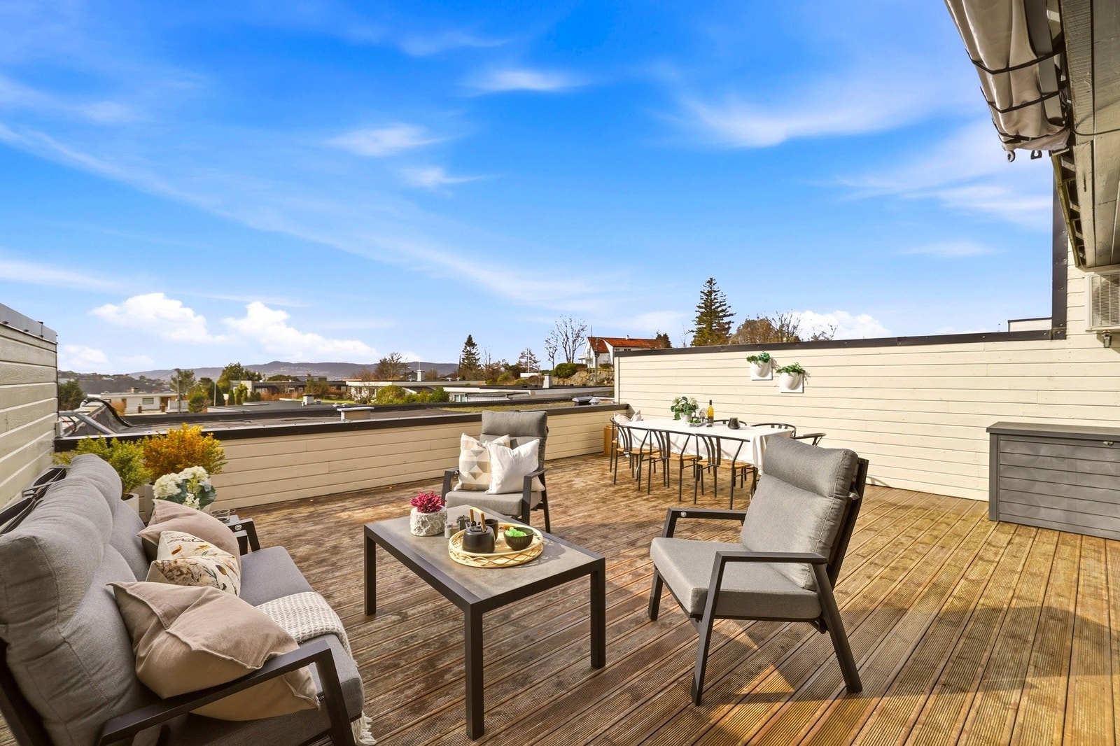 Terrassen er oppgradert med nye terrassebord (2015) og har integrert belysning i terrassegulvet, samt utvendig strømuttak og el. styrte markiser Galleribilde