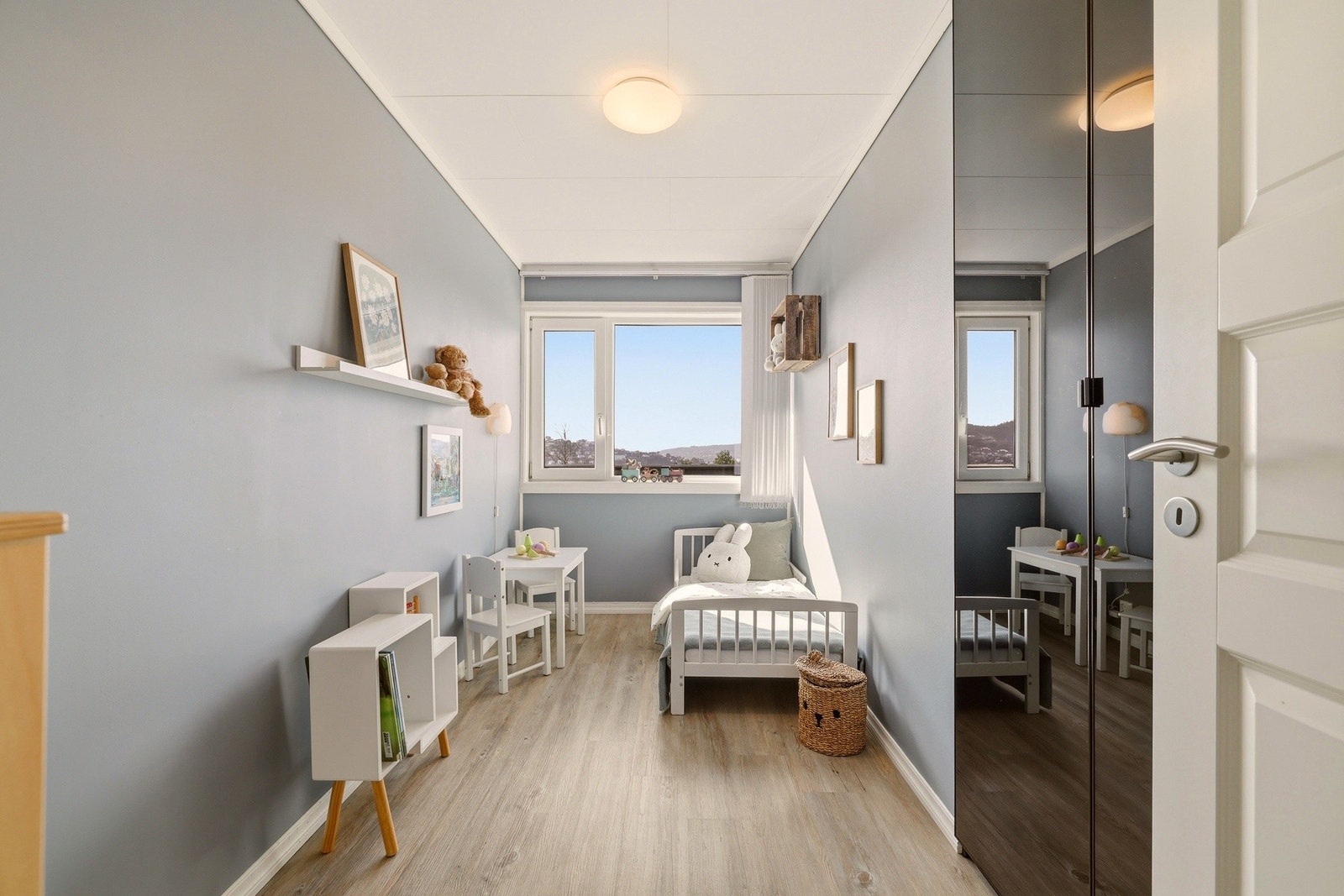 Dette soverommet har et areal på 7.8 m², her er det også plassbygget garderobeløsning Galleribilde