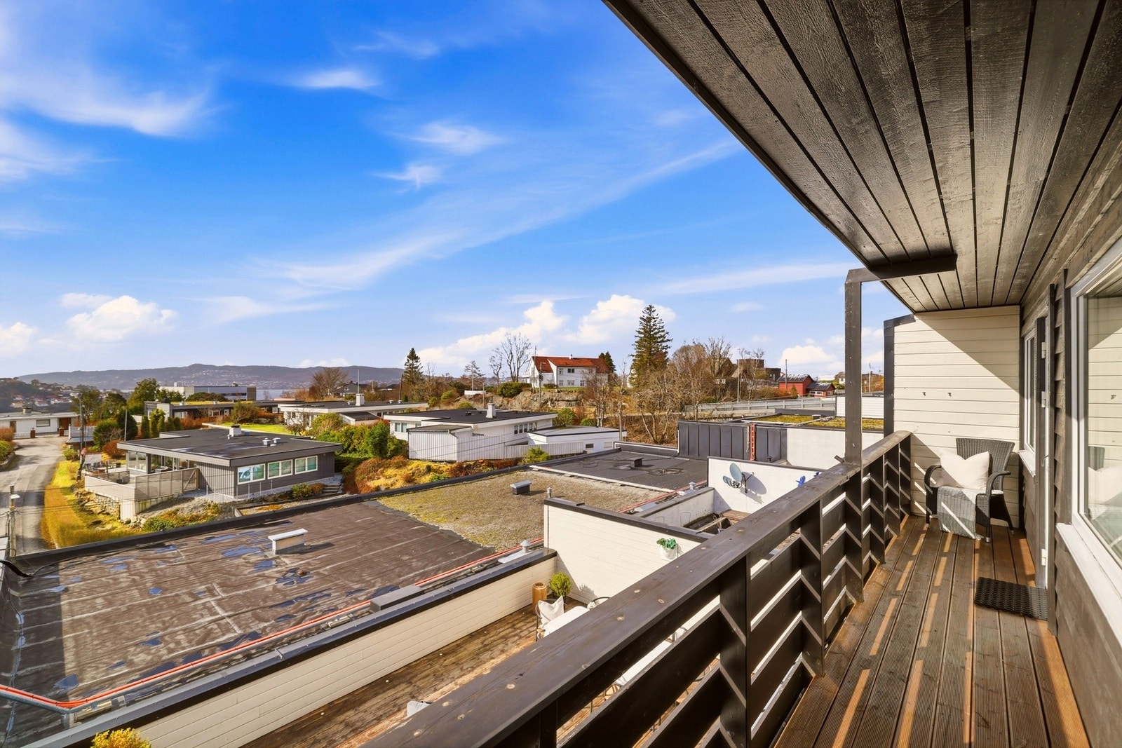 Altan på 7 m² har nye terrassebord fra 2024 Galleribilde