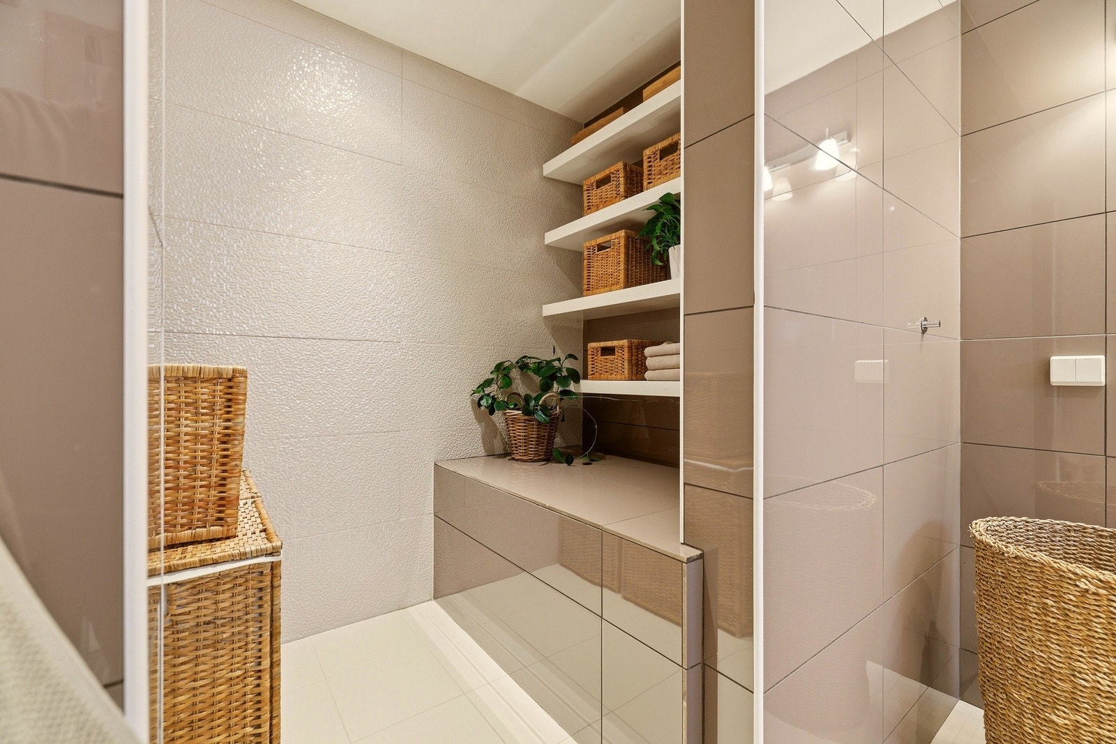 Praktisk siderom til badet med god oppbevaringsplass Galleribilde