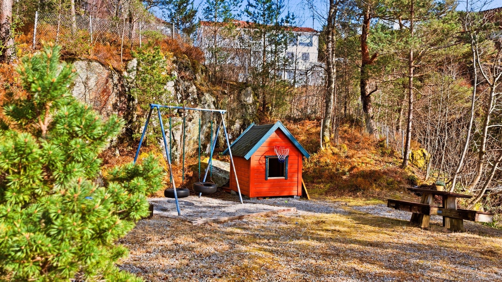 Sameiet har også et koselig areal på baksiden av huset med lekeplass og naturtomt Galleribilde
