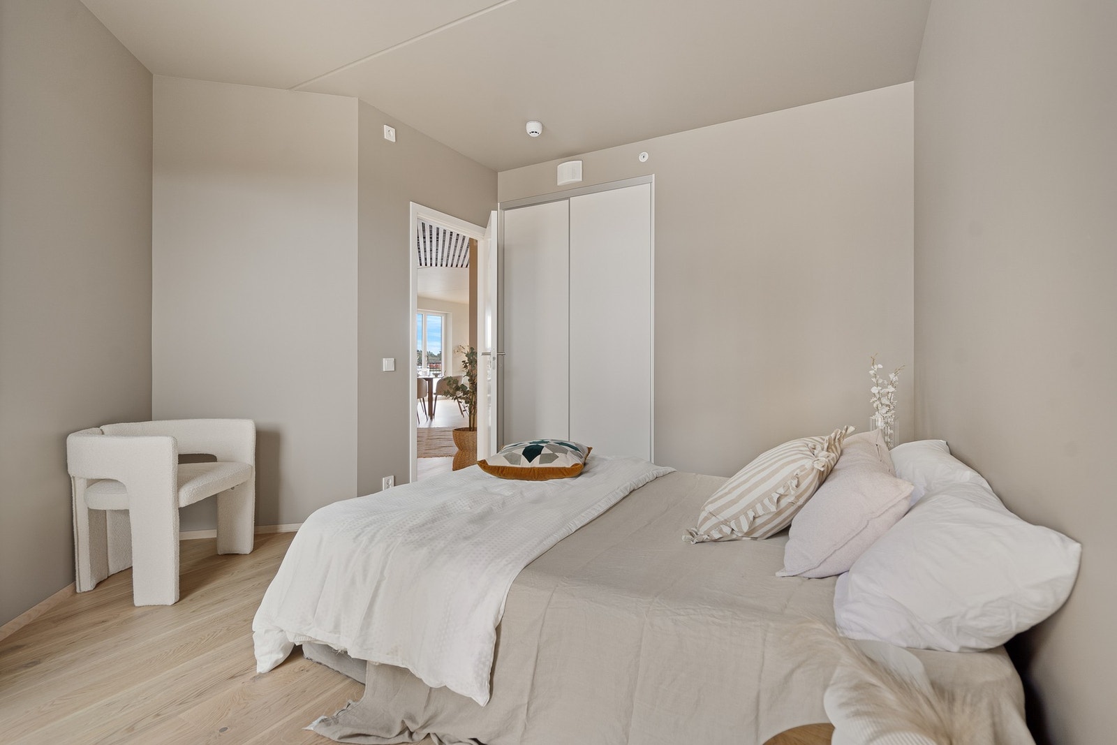 Soverom 2 har skyvedørgarderobe Galleribilde