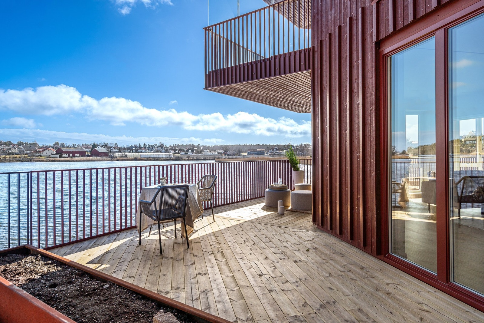 Stor, meget solrik terrasse Galleribilde