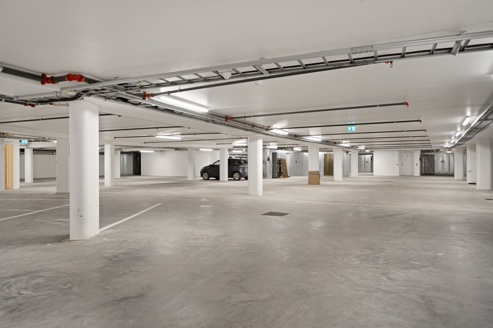 Nytt, og lekkert parkeringsanlegg med heis direkte opp i etasjen Galleribilde
