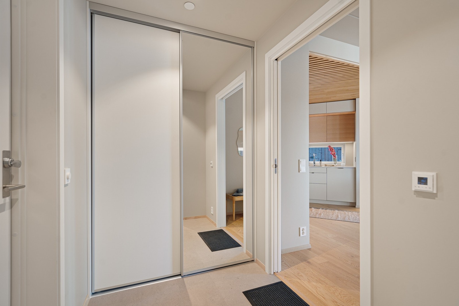 Hall med stor og dyp garderobe Galleribilde