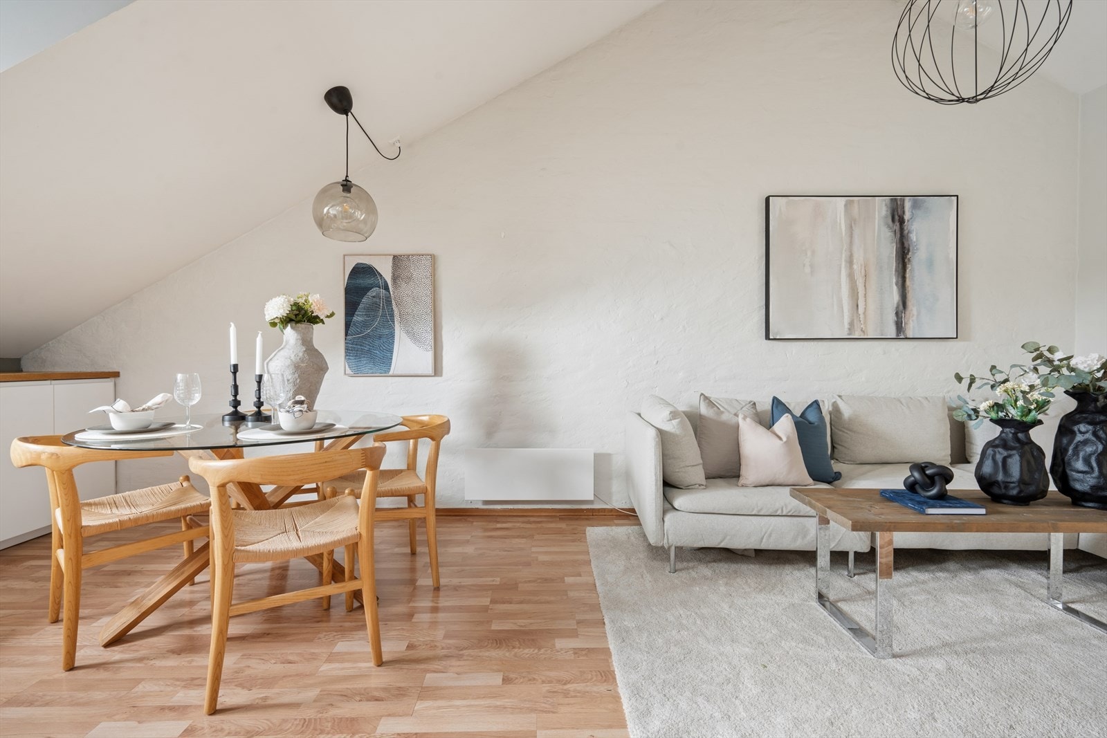 Stue og kjøkken ligger i en åpen løsning som gir effektiv arealutnyttelse og en luftig atmosfære. Galleribilde