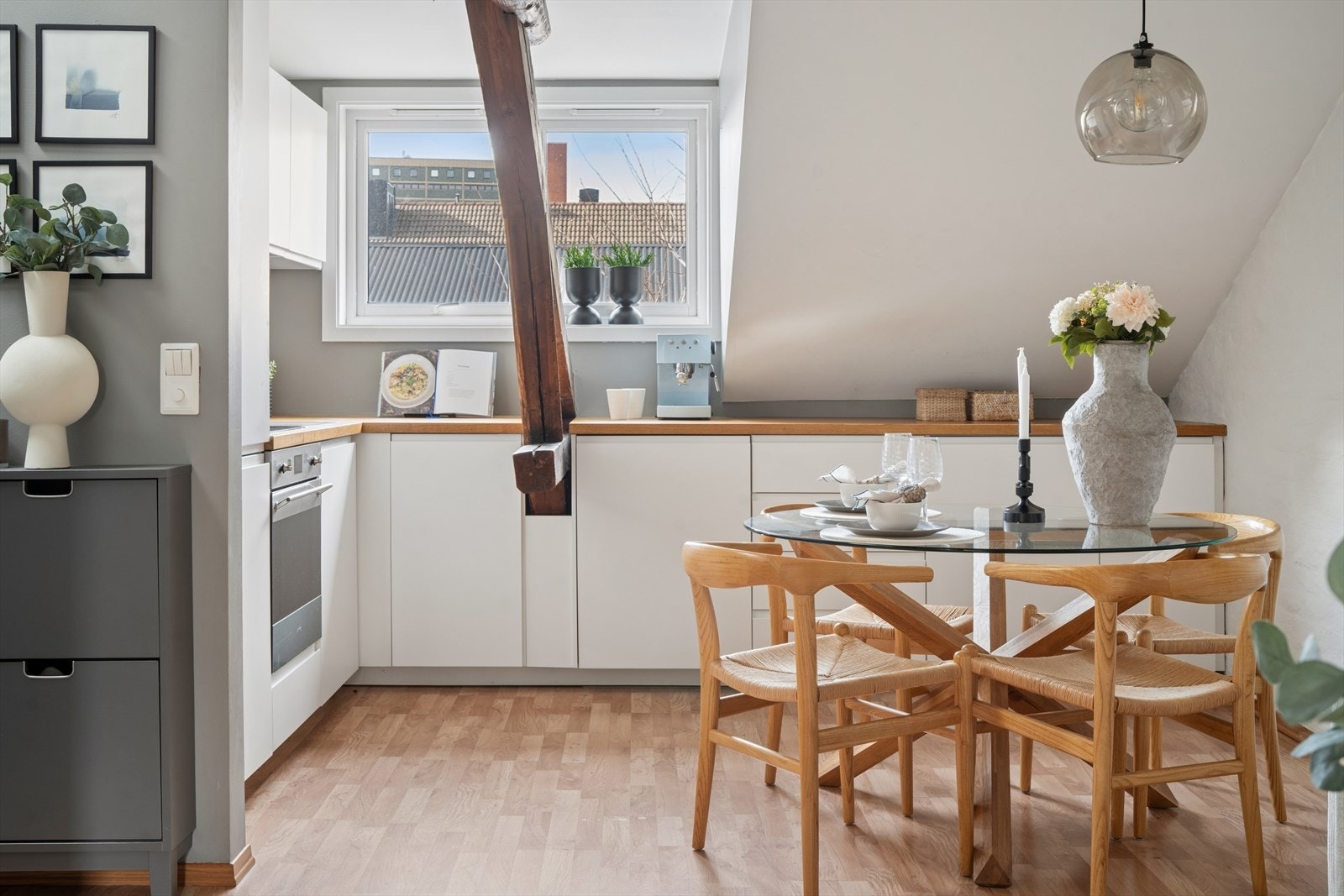 Kjøkkennnredningen er fra IKEA og består av benkeplate i eik, nedfelt oppvaskkum i rustfritt stål og integrerte hvitevarer, inkludert oppvaskmaskin, kjøle- og fryseskap, stekeovn og induksjonstopp. Galleribilde