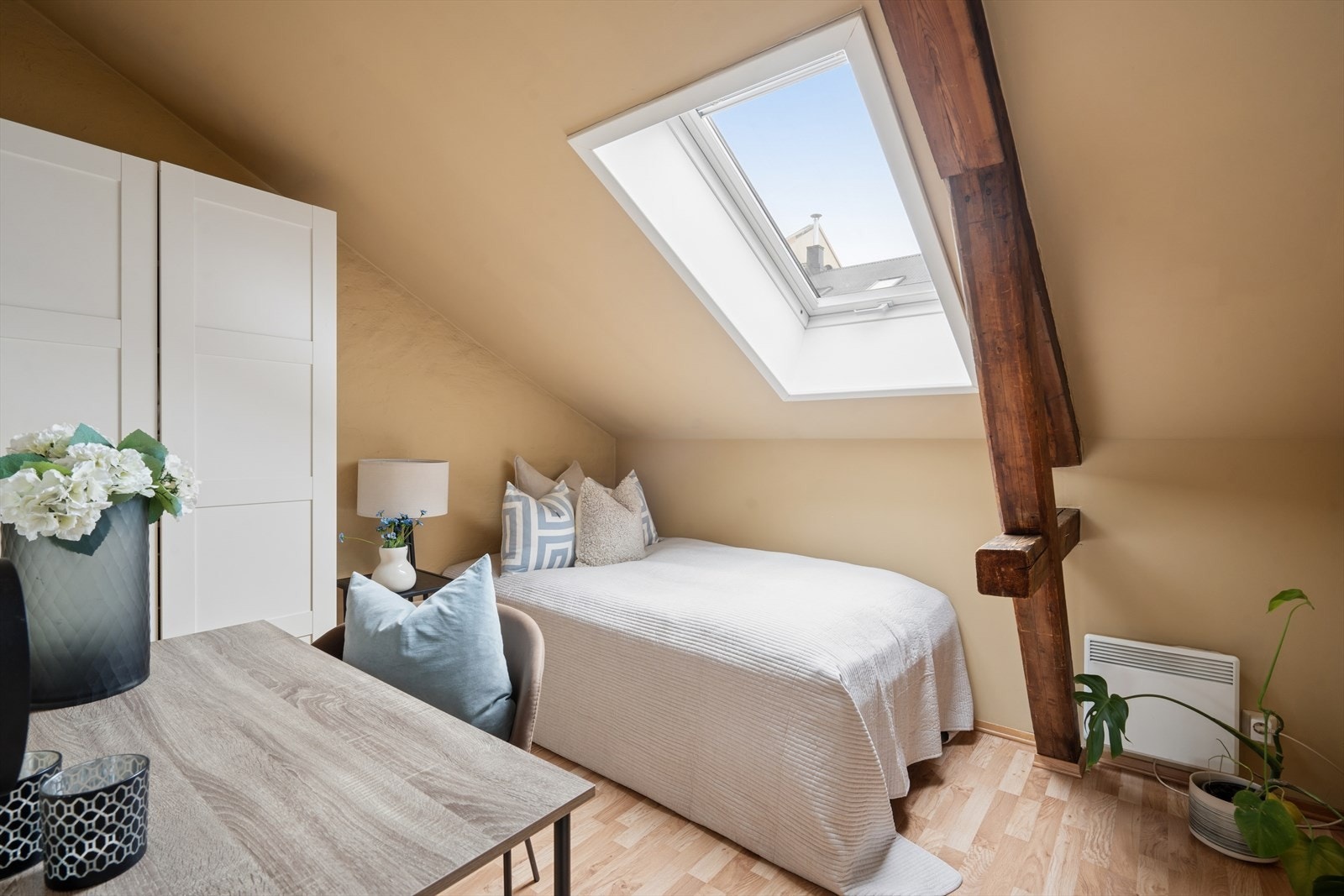 Det andre soverommet har tilsvarende gode møbleringsmuligheter, med plass til dobbeltseng og øvrig møblement Galleribilde