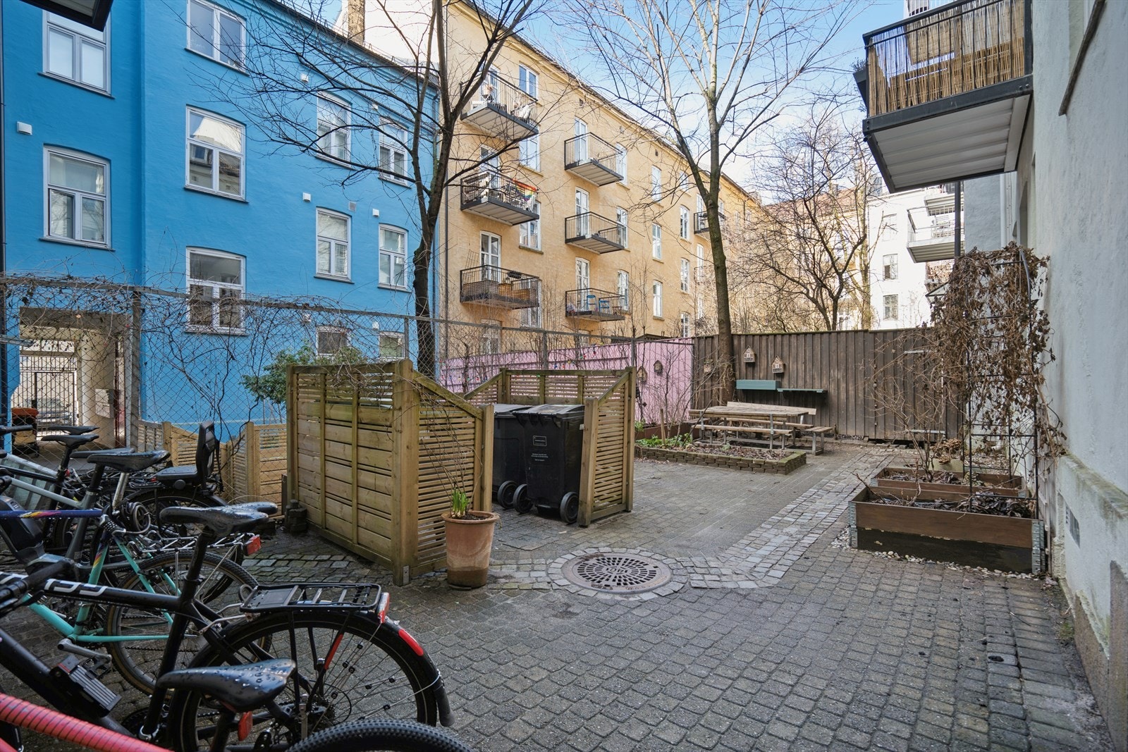 Felles bakgård med sykkelparkering og sittegrupper. Galleribilde