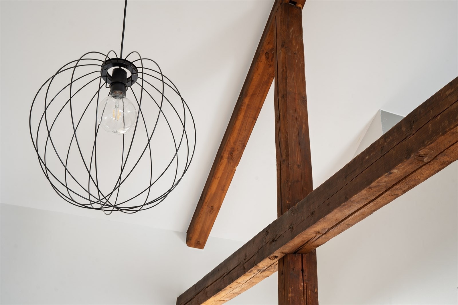 Stuen har en imponerende takhøyde på opptil 3,71 meter og flotte, eksponerte bjelker som tilfører rommet særpreg og karakter. Galleribilde