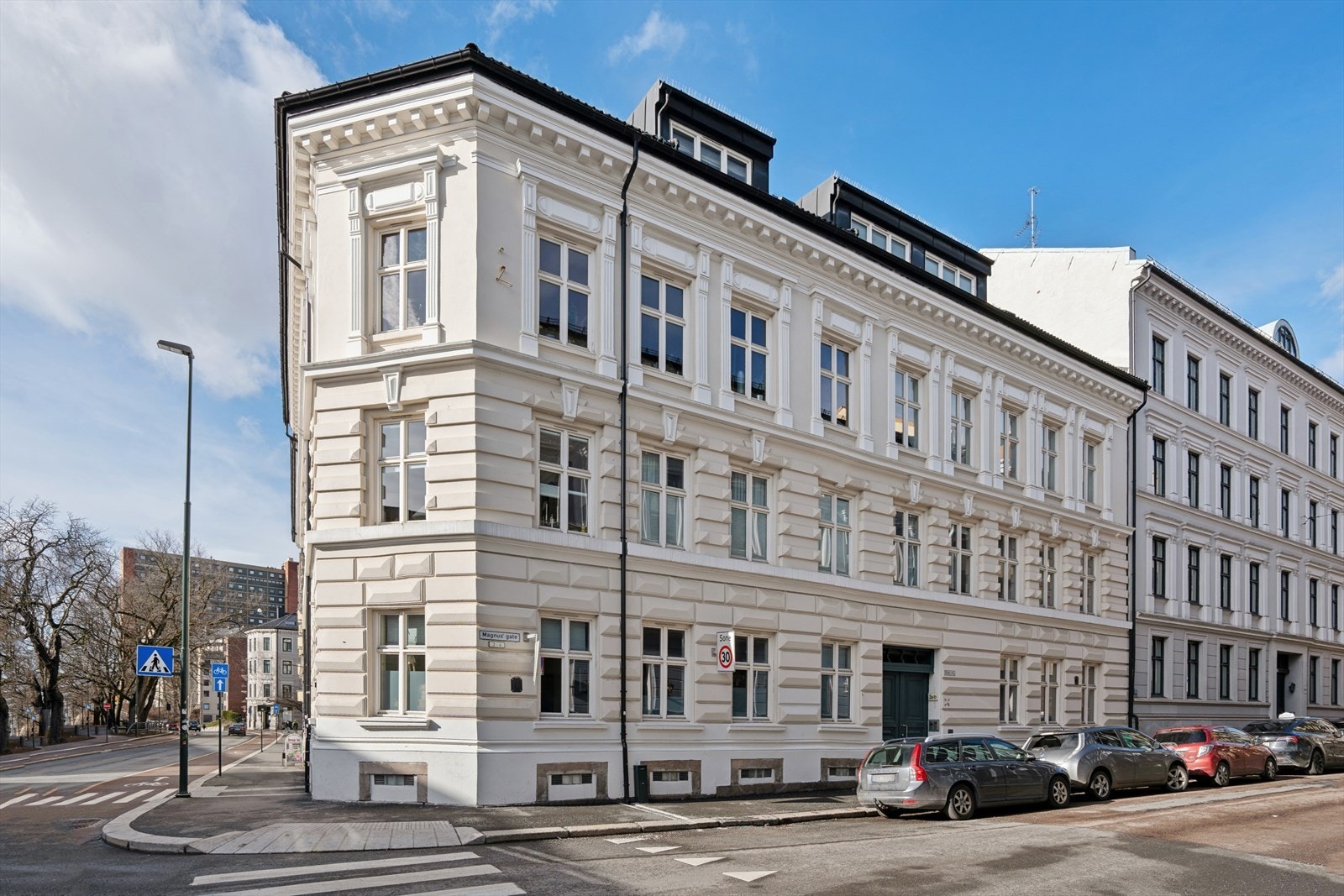 Bygården har en flott fasade og leiligheten en fin intern beliggenhet. Galleribilde