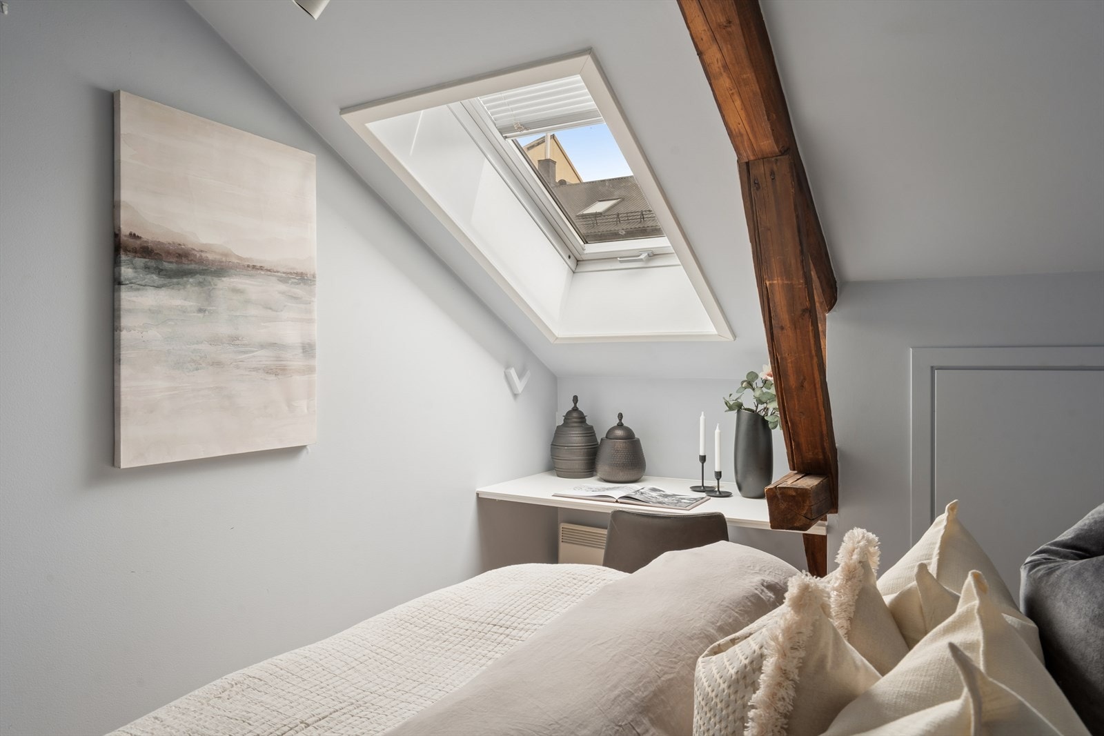 Hovedsoverommet er godt utnyttet med kontorløsning og lagrig i kott ved knevegg. Galleribilde