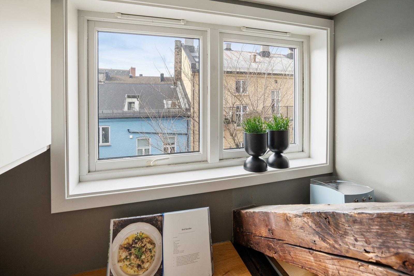 Koselig med vindu på kjøkkenet. Galleribilde