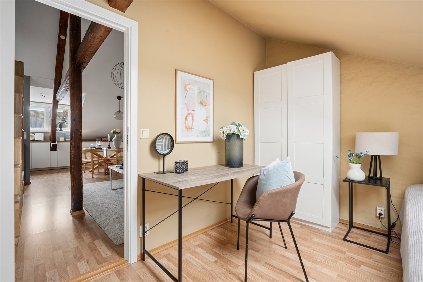 Rommet egner seg godt både som soverom, gjesterom, hjemmekontor eller en kombinasjon - alt etter behov. Galleribilde