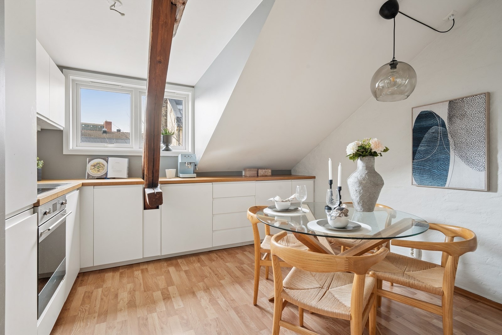 Naturlig sone til spisebord i tilknyttning til kjøkkenet. Galleribilde