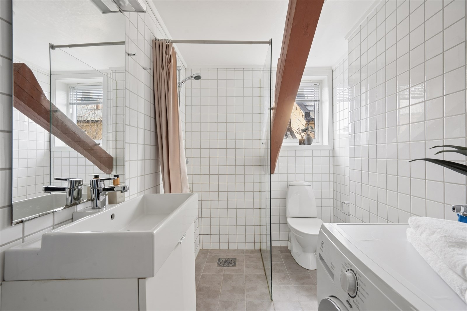 Lyst og pent bad med vindu. Galleribilde