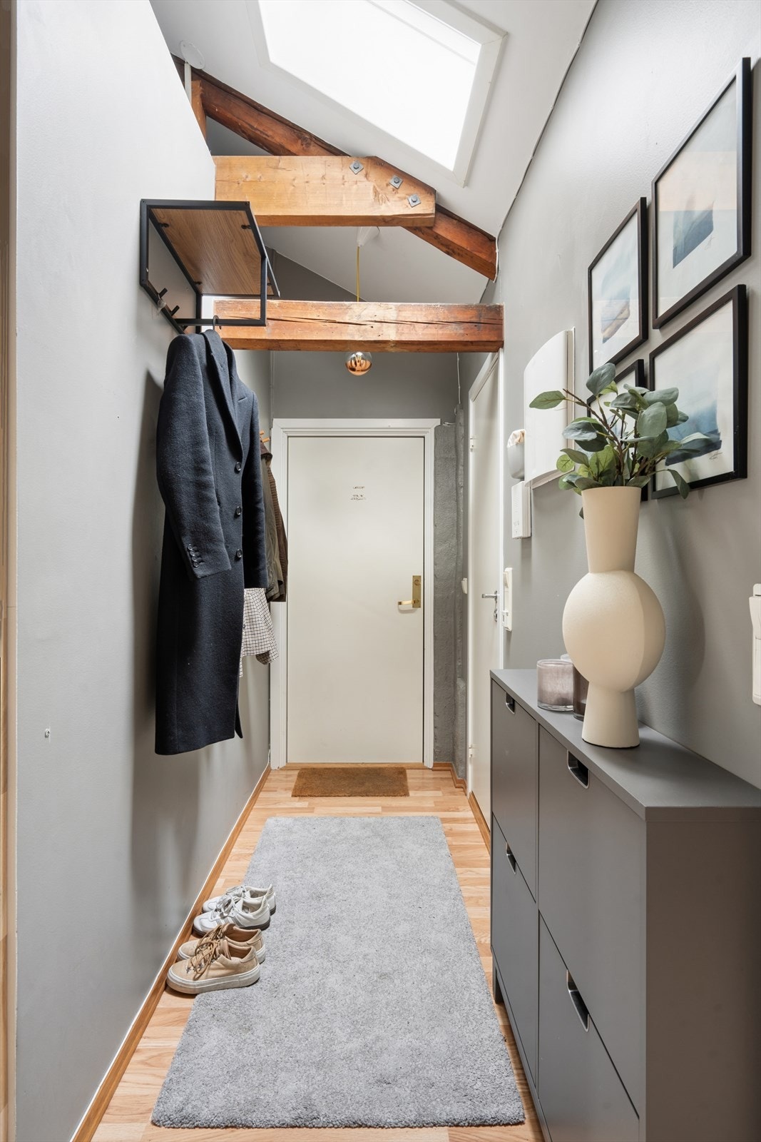 Innbydende entré som gir et godt førsteintrykk av boligen. Galleribilde