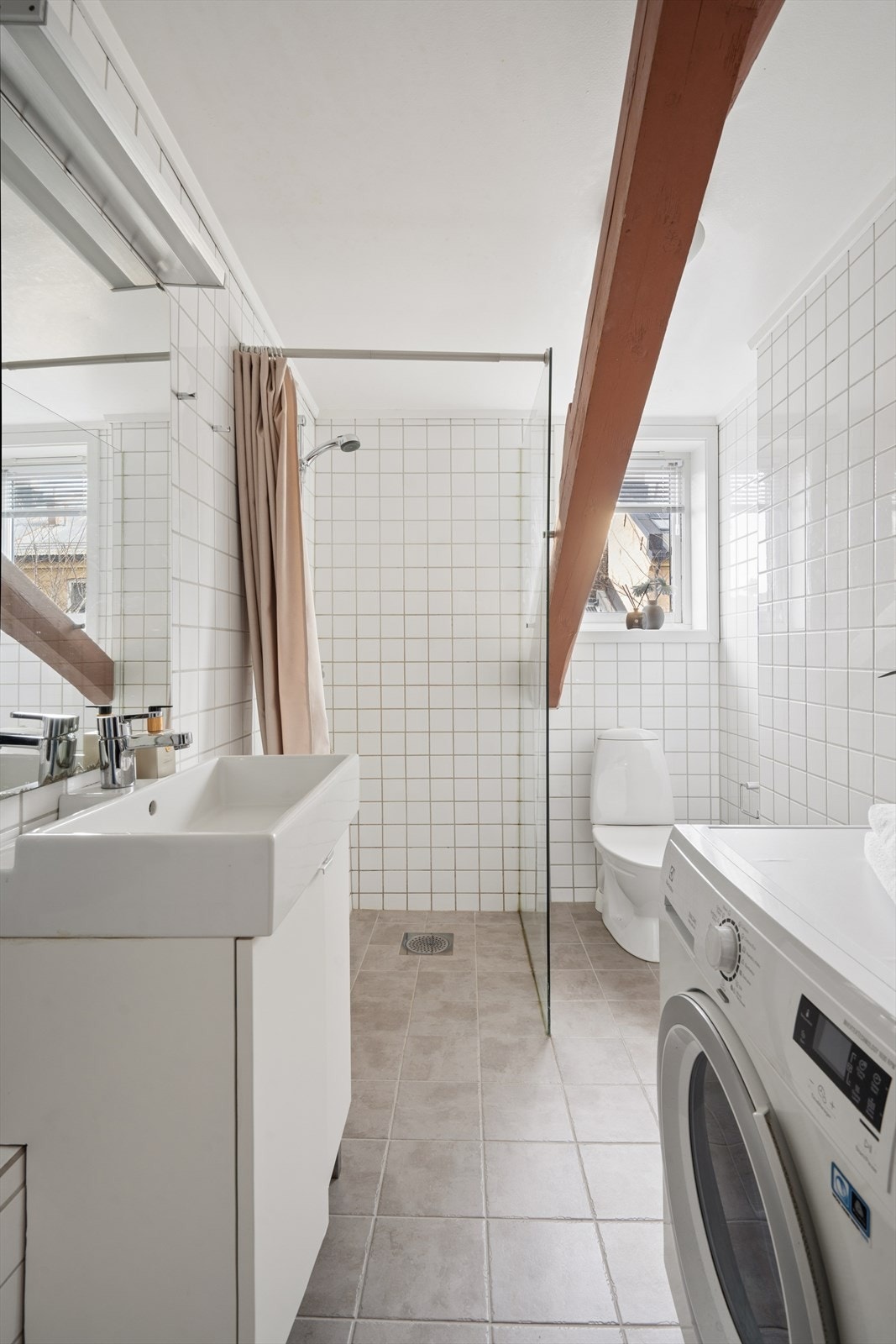 Badet ble oppgradert i 2024 med nye gulvfliser og varmekabler. Galleribilde