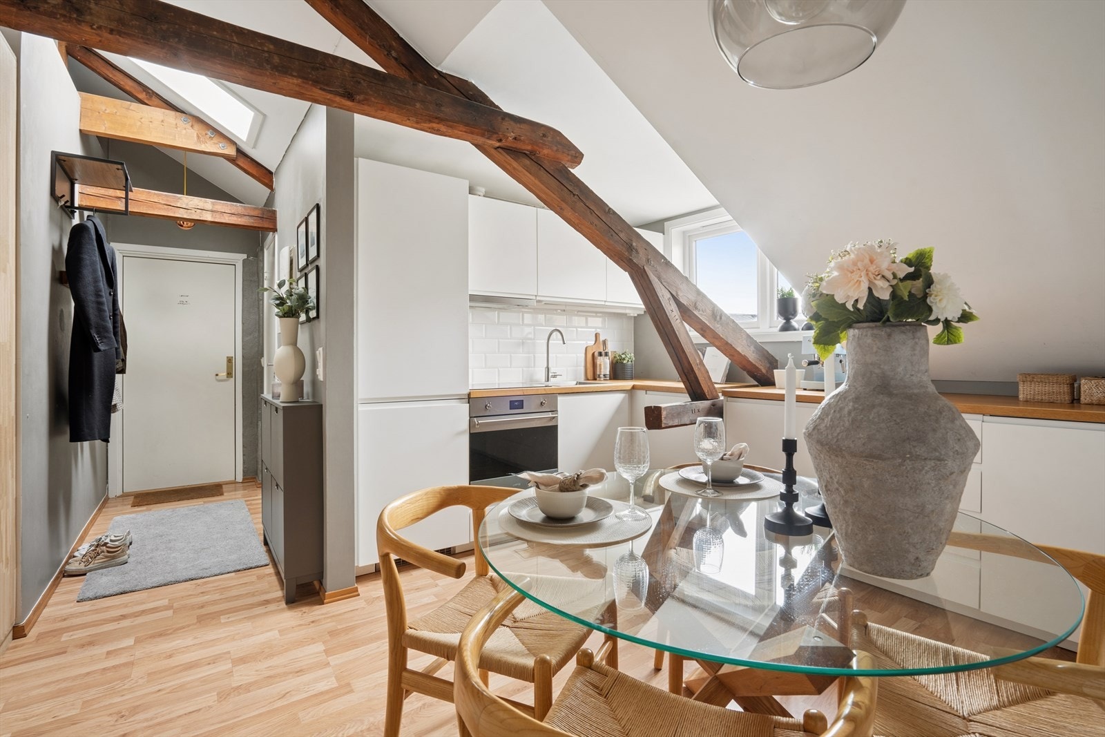 Kjøkkenet er fra 2015, mens stekeovn og induksjonstopp ble oppgradert i 2020. Galleribilde