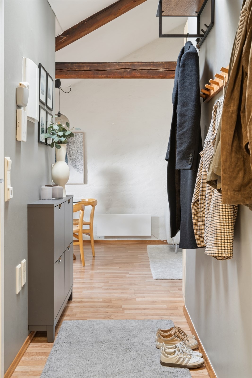 Her er det plass til heng for ytterjakker og skoskap Galleribilde