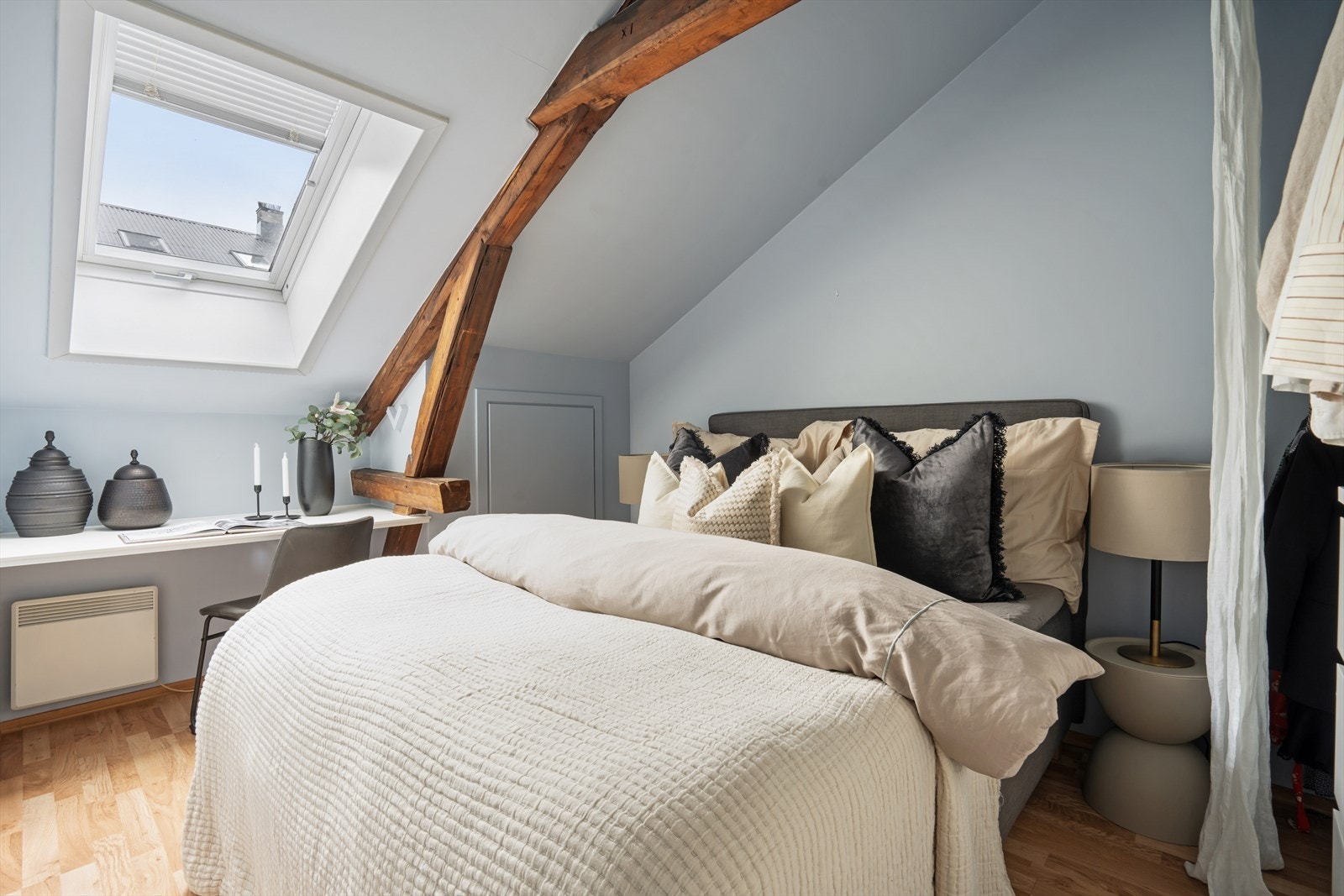 Hovedsoverommet er romslig, med god plass til dobbeltseng og tilhørende møblement. Galleribilde