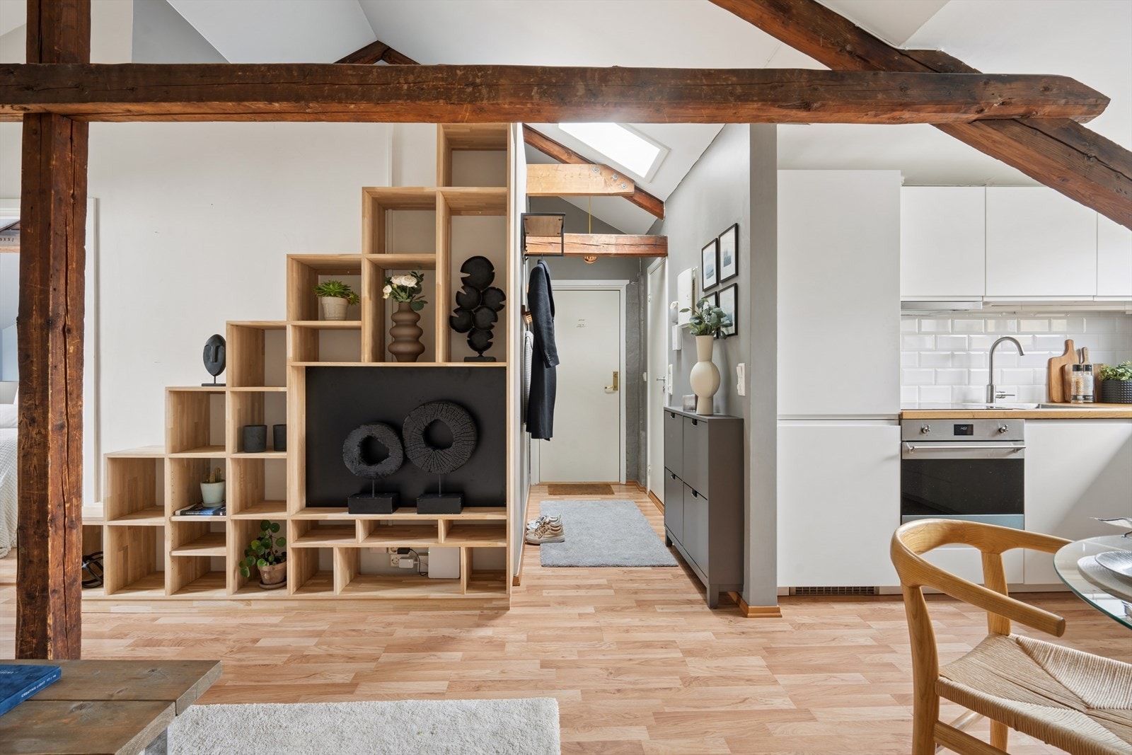 Plassbygde hyller i heltre eik fungerer også som trapp opp til en praktisk lagringshems på ca. 5,8 m². Galleribilde