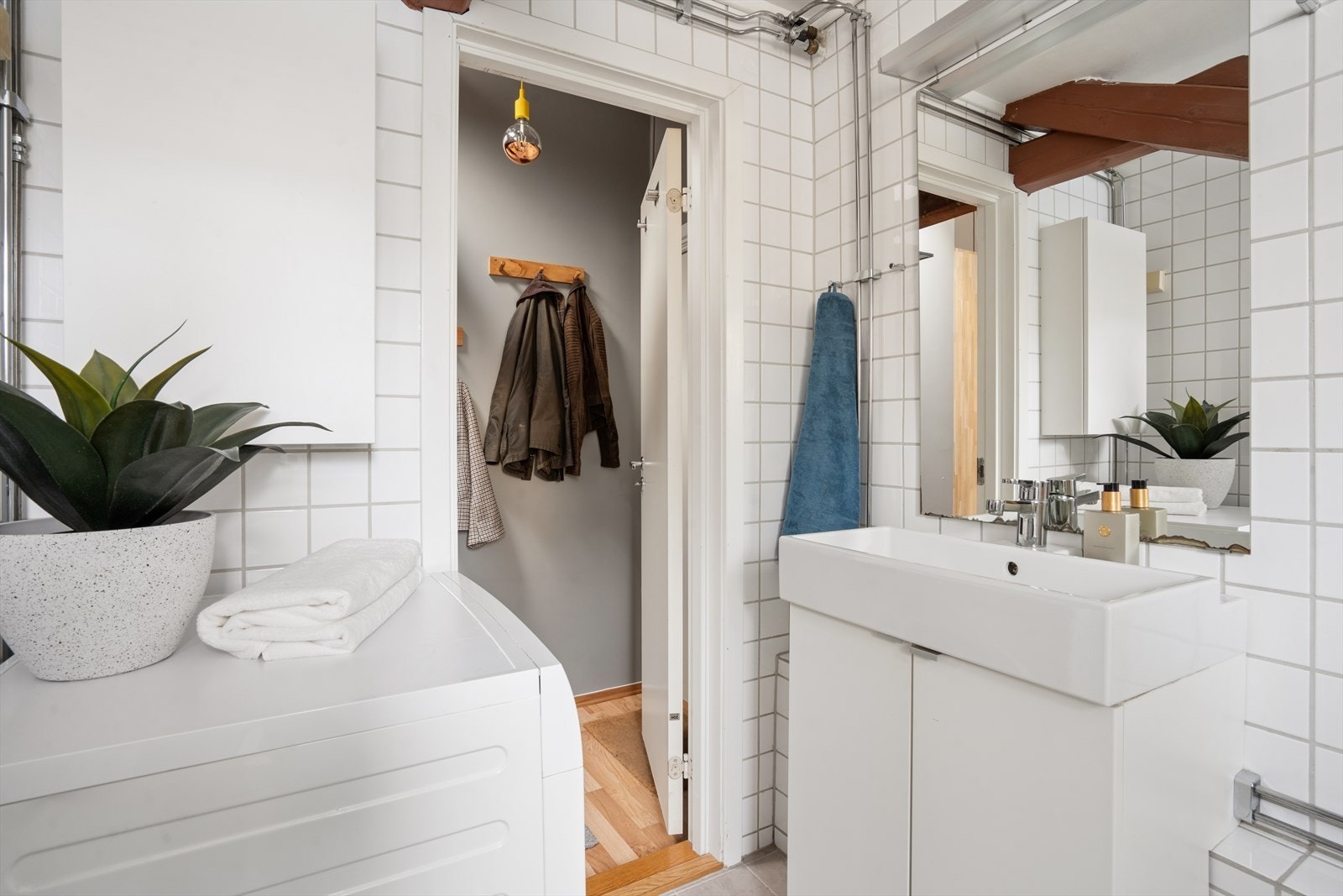 Innredningen består av toalett, servant med underskap, veggskap med glatte, hvite fronter, speil samt hjørnedusj. Det er opplegg for vaskemaskin, og avtrekk via baderomsvifte. Galleribilde