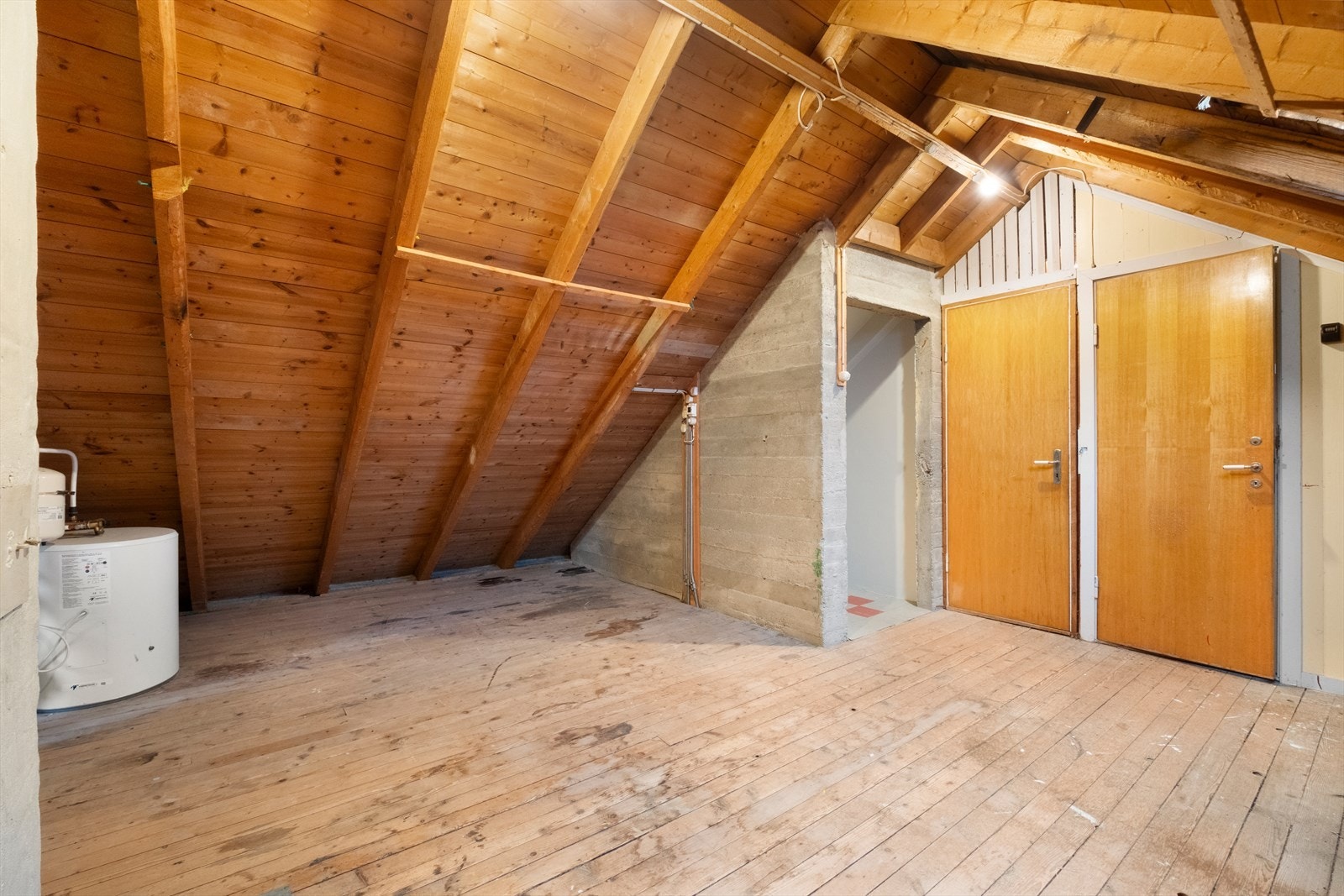 Loft - arealet har godkjent bruksendring til bolig i rammetillatelse. Seksjonen kan ikke tas i bruk til boligformål før det foreligger tillatelse fra kommunen. Galleribilde