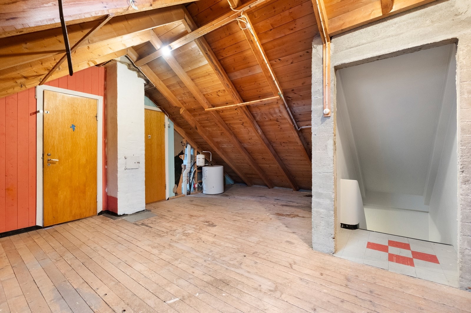 Loft - arealet har godkjent bruksendring til bolig i rammetillatelse. Seksjonen kan ikke tas i bruk til boligformål før det foreligger tillatelse fra kommunen. Galleribilde