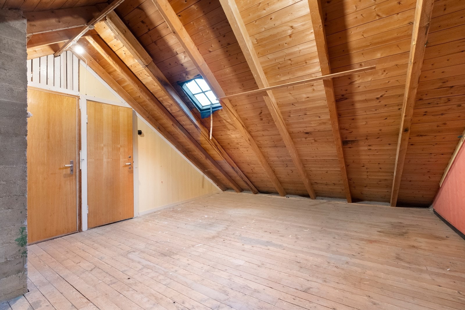 Loft - arealet har godkjent bruksendring til bolig i rammetillatelse. Seksjonen kan ikke tas i bruk til boligformål før det foreligger tillatelse fra kommunen. Galleribilde