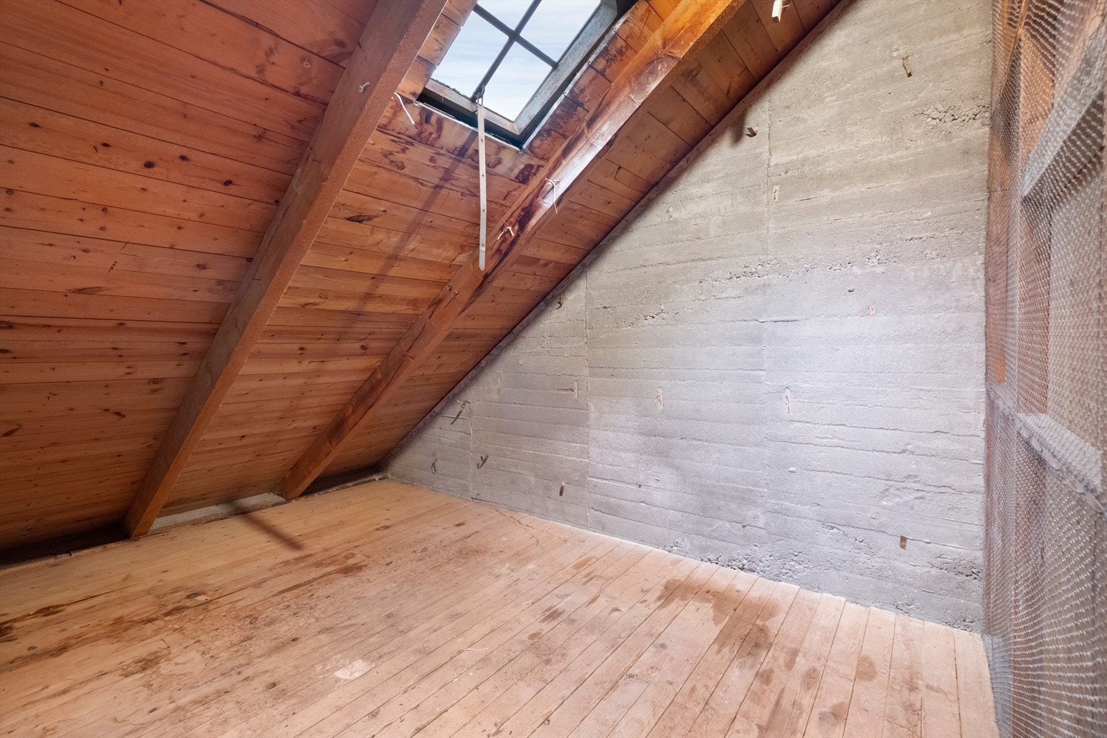 Loft - arealet har godkjent bruksendring til bolig i rammetillatelse. Seksjonen kan ikke tas i bruk til boligformål før det foreligger tillatelse fra kommunen. Galleribilde