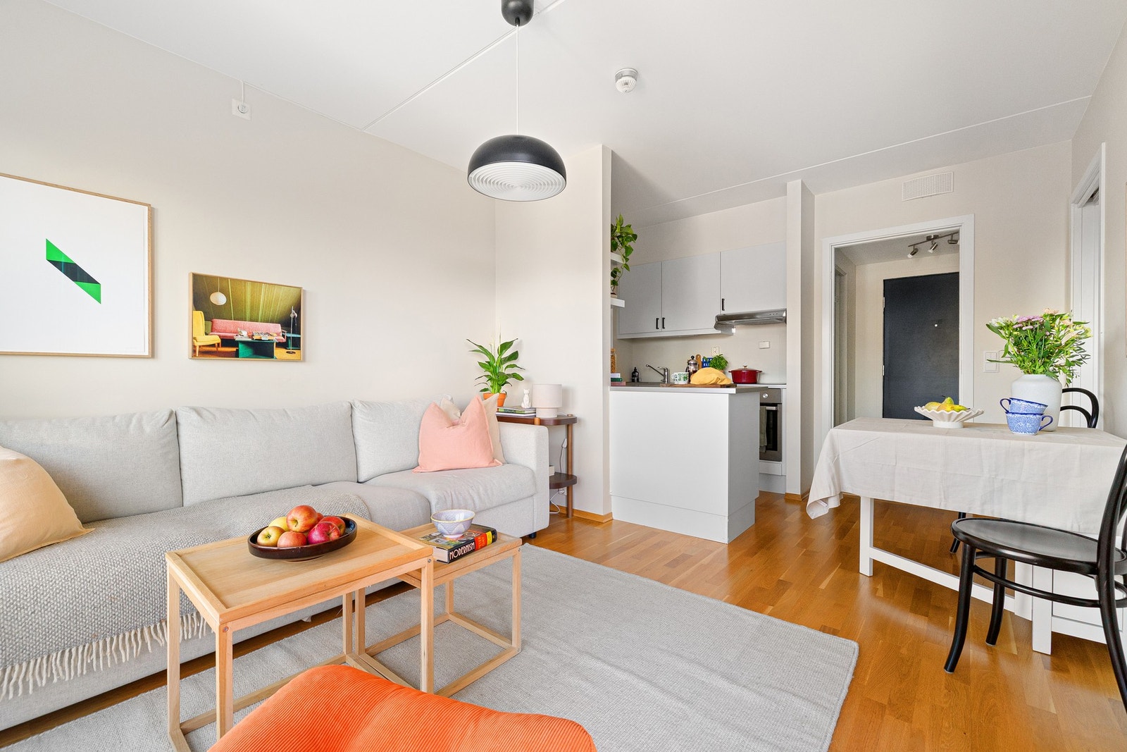 Sittegruppa i stue og arbeidssonen på kjøkkenet har hver sin sone, selv om det er åpen løsning. Galleribilde
