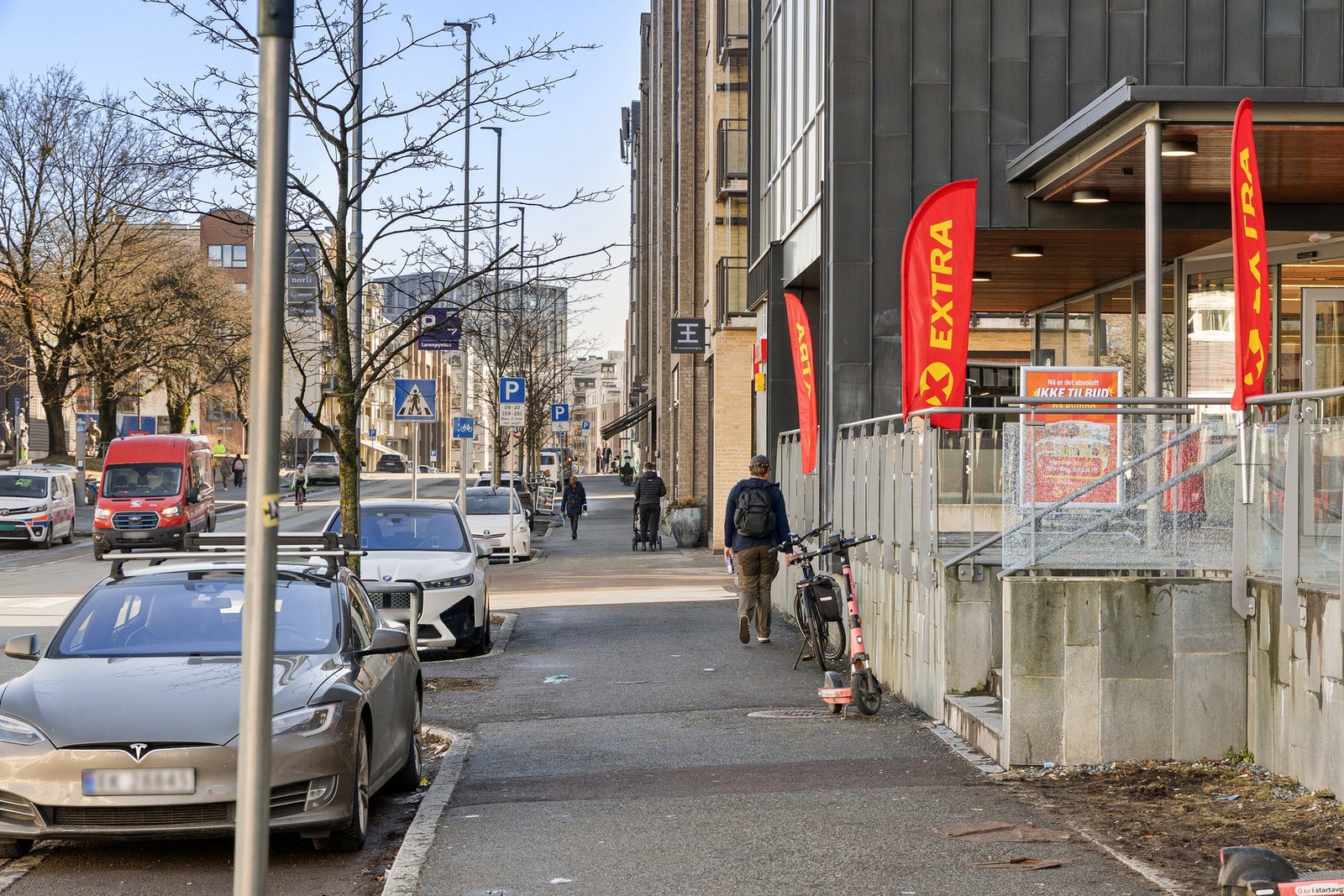 Rett rundt hjørnet er en stor og ryddig Extra-butikk. Galleribilde