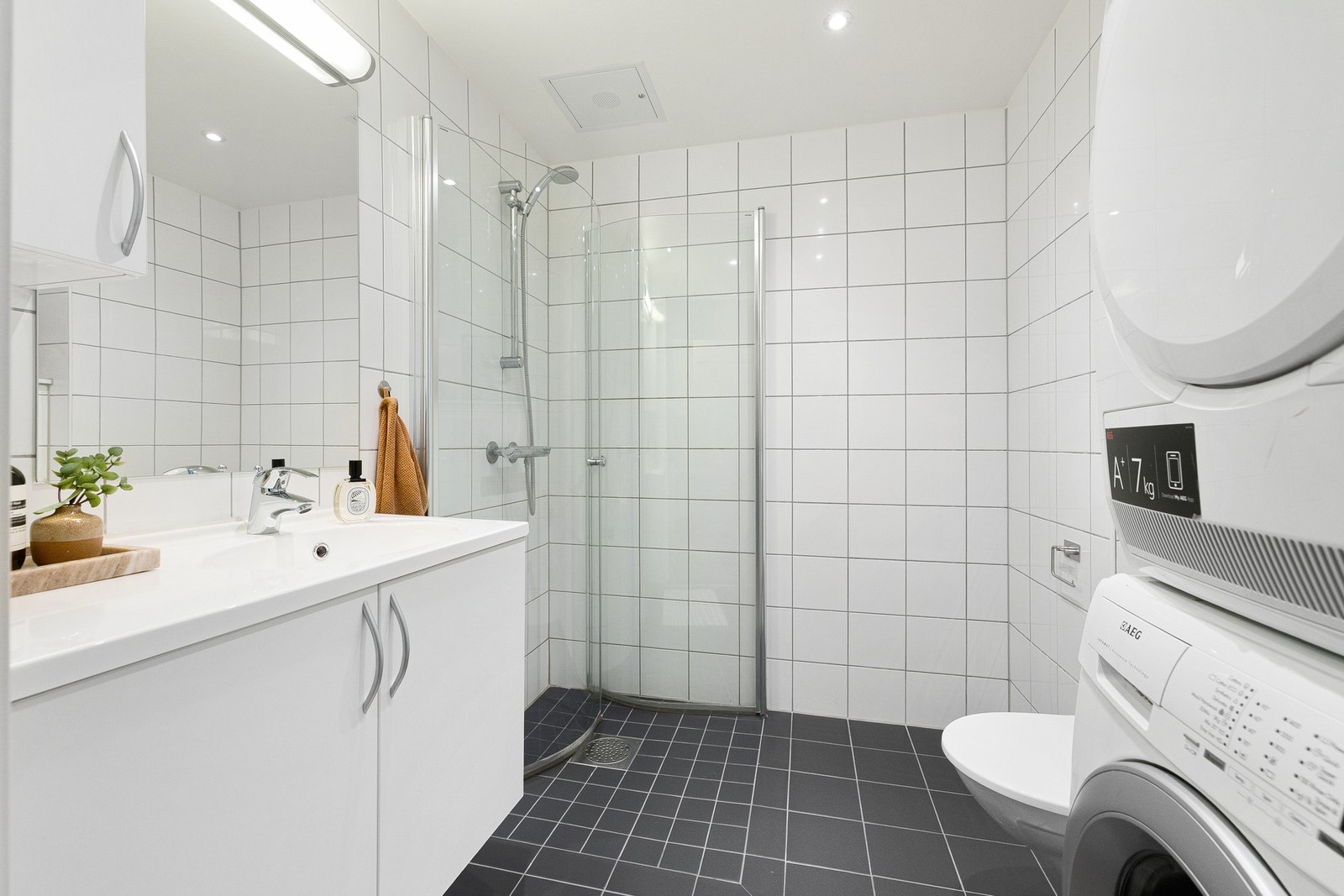 Romslig baderom med plass til vaskemaskin og tørketrommel. Disse kan kjøpes utenom, etter avtale med selger. Galleribilde