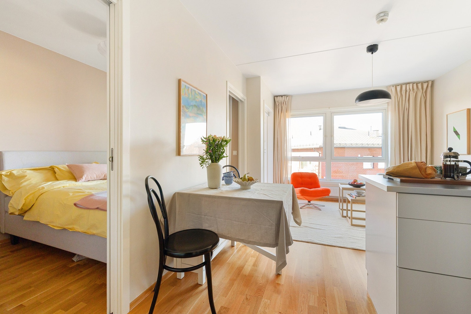 Det er skyvedører inn til soverommet, noe som sparer plass i begge rom. Da er det enklere å innrede. Galleribilde